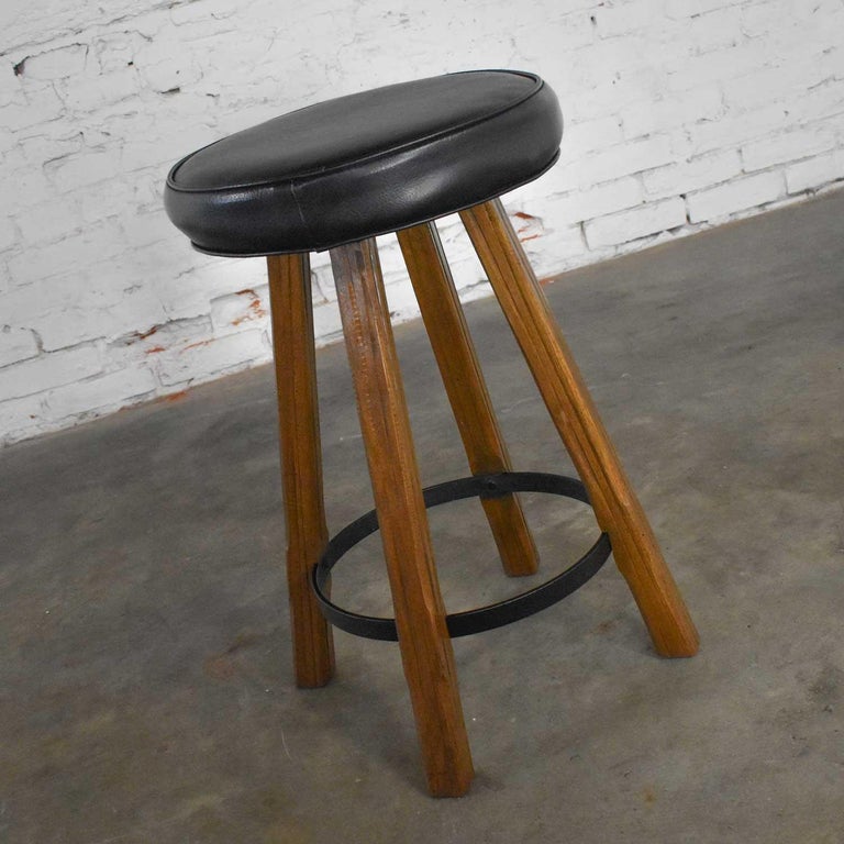 Brandt Ranch Oak Bar Stool Acorn Brown Finish & Black-Brown Faux Leather Seat In Good Condition For Sale In Topeka, KS