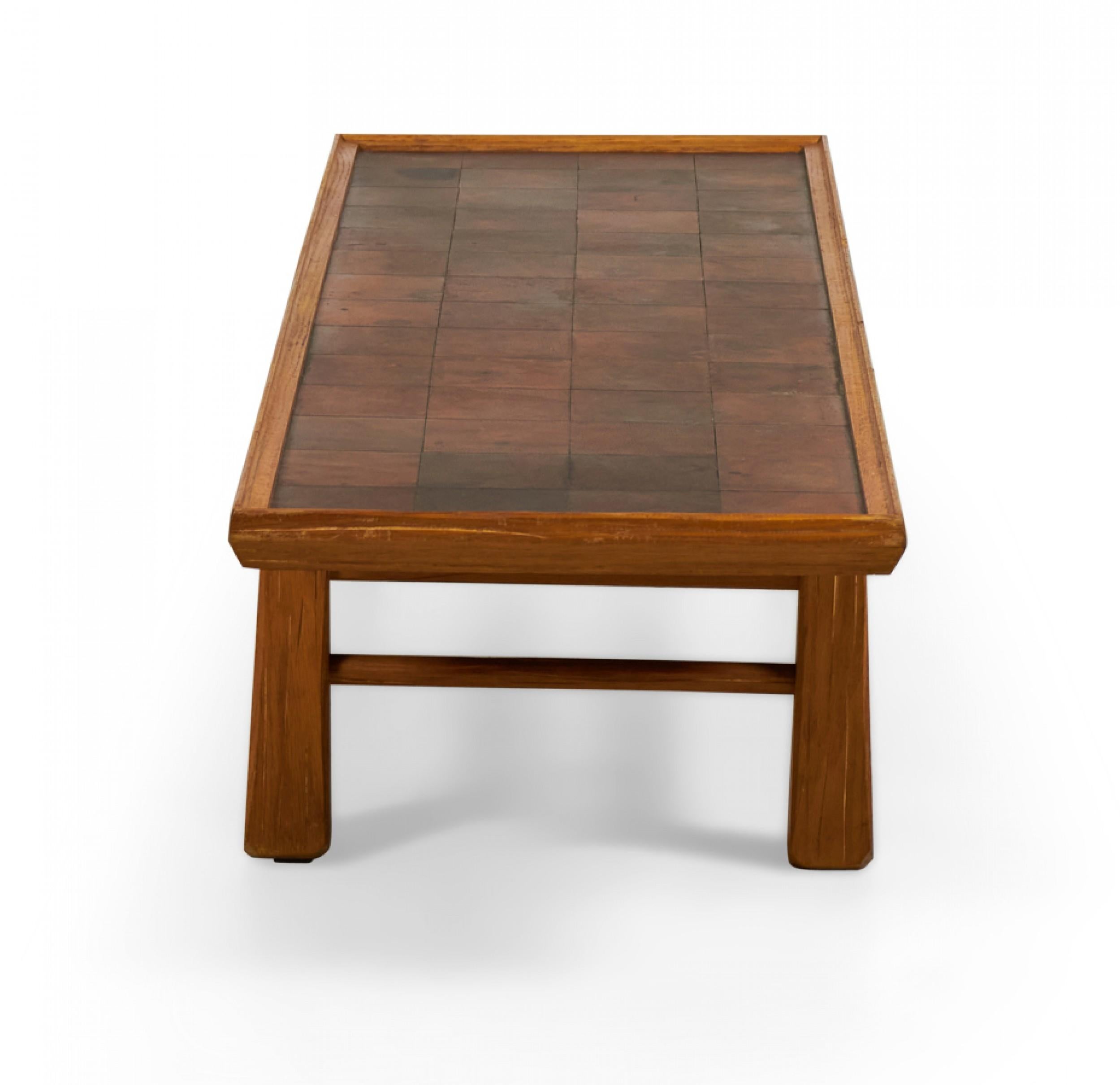 20ième siècle Table basse/table à cocktail Brandt Ranch rustique en chêne et cuir en patchwork en vente