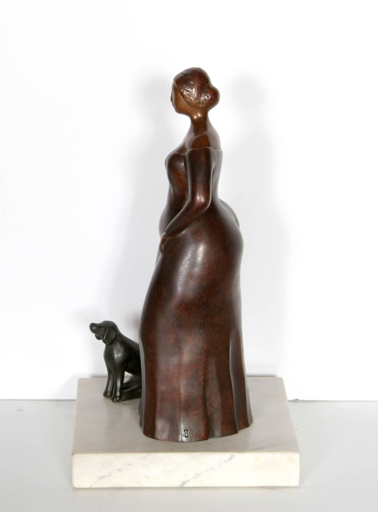 Frau mit Hund, Bronzeskulptur auf Tischplatte von Branko Bahunek im Angebot 2