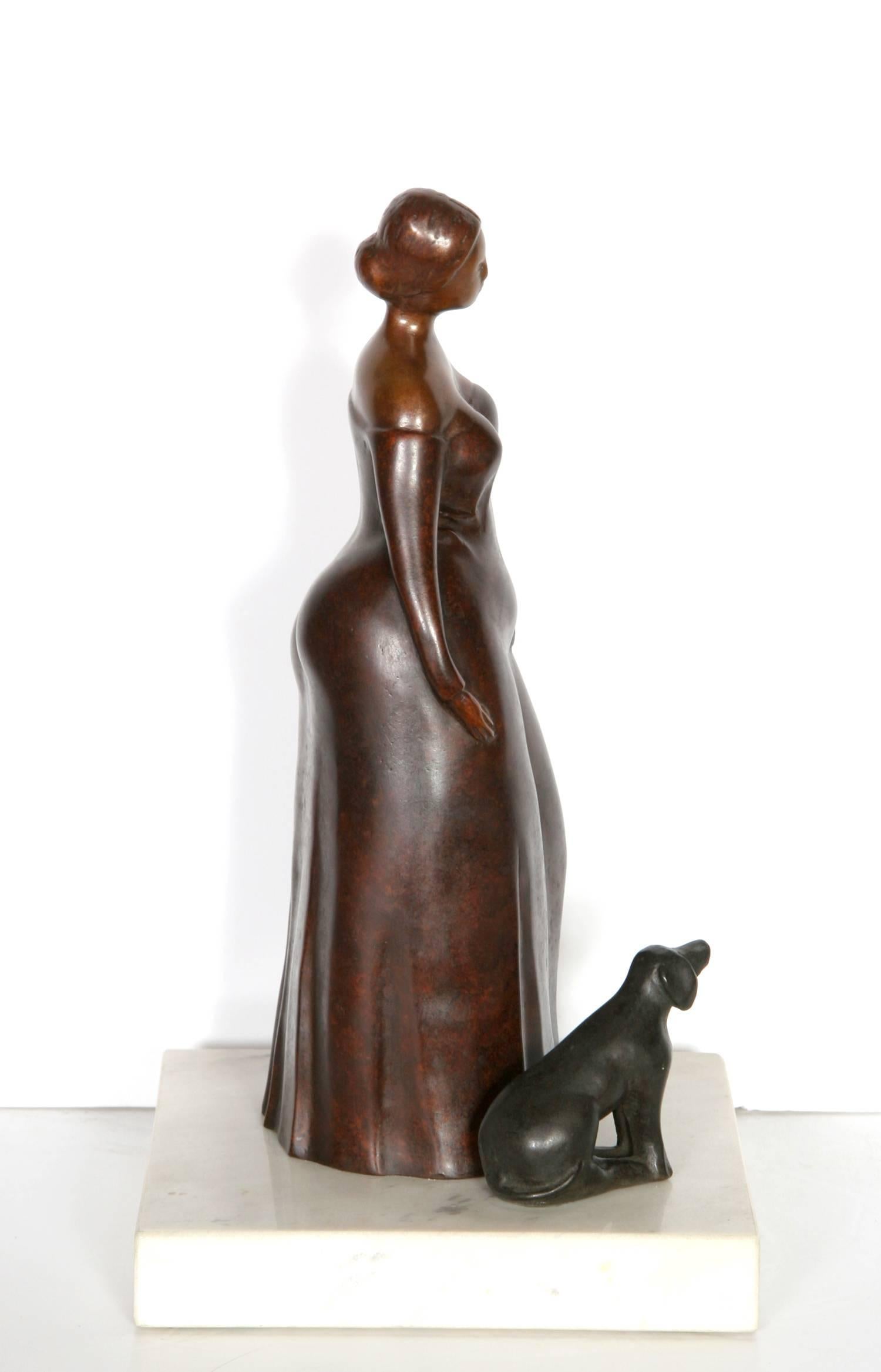 Frau mit Hund, Bronzeskulptur auf Tischplatte von Branko Bahunek im Angebot 4
