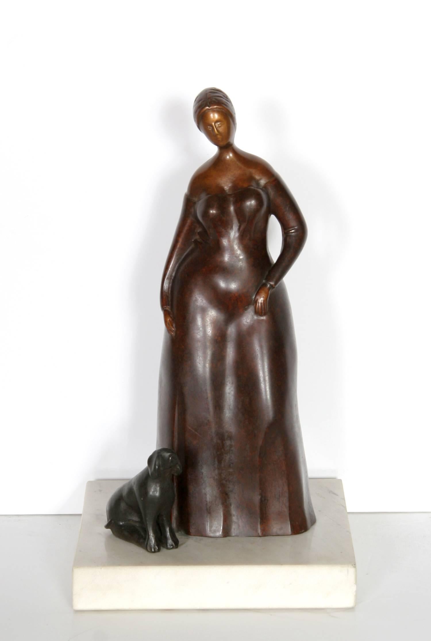 Künstler: Branko Bahunek, Kroate (1935 - )
Titel: Frau mit Hund
Jahr: um 1990
Medium: Bronze-Skulptur, Signatur 'BB' eingraviert
Größe: 12  x 6  x 5 in. (30.48  x 15.24  x 12.7 cm)
Sockel 1,5 Zoll hoch