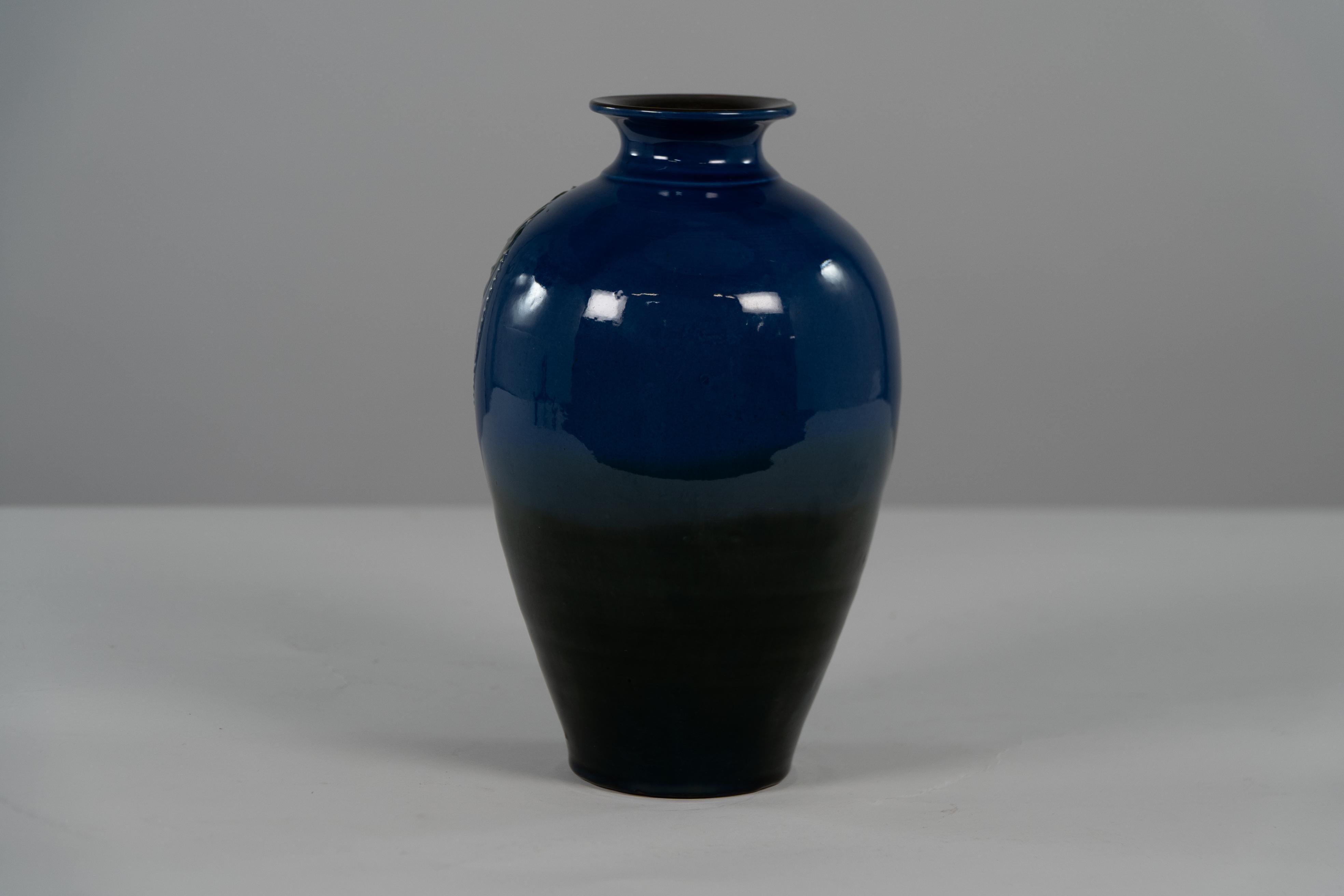 Arts and Crafts Brannam de Barnstaple. Un rare vase bleu décoré d'un écureuil mangeant des nus. en vente