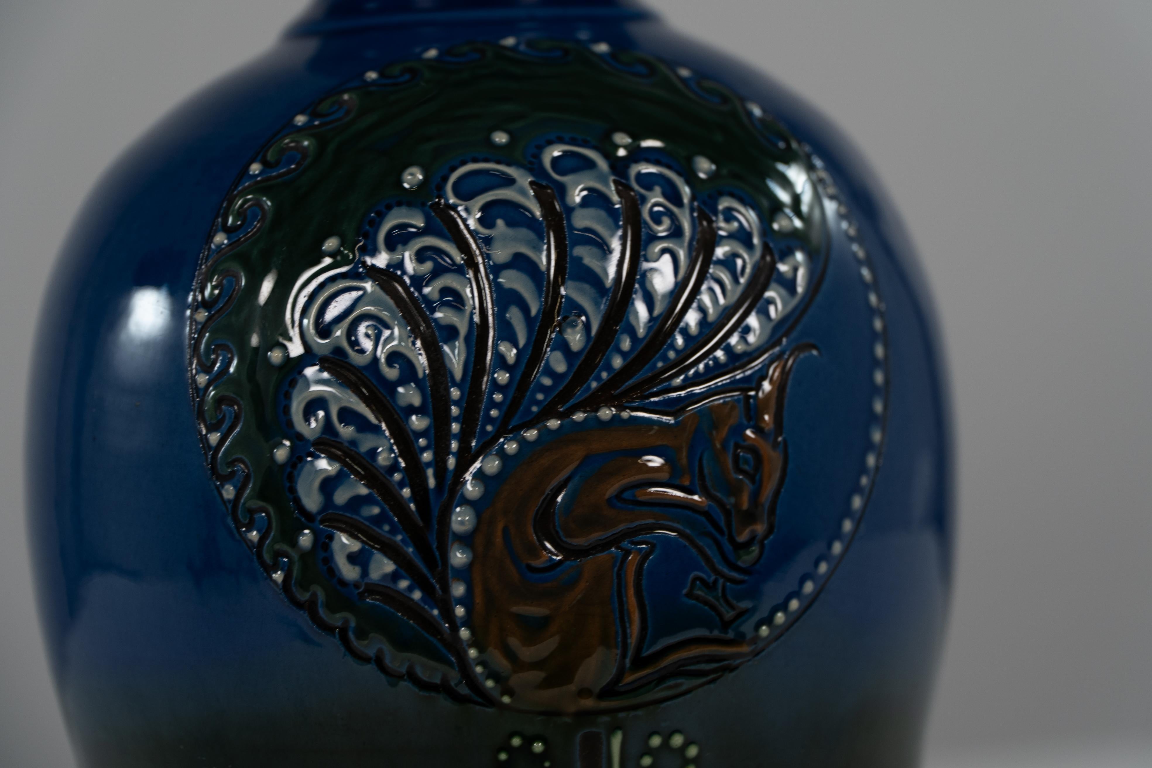 Brannam aus Barnstaple. Eine seltene blaue Vase, verziert mit einem Eichhörnchen, der Nussbaum isst. im Zustand „Gut“ im Angebot in London, GB