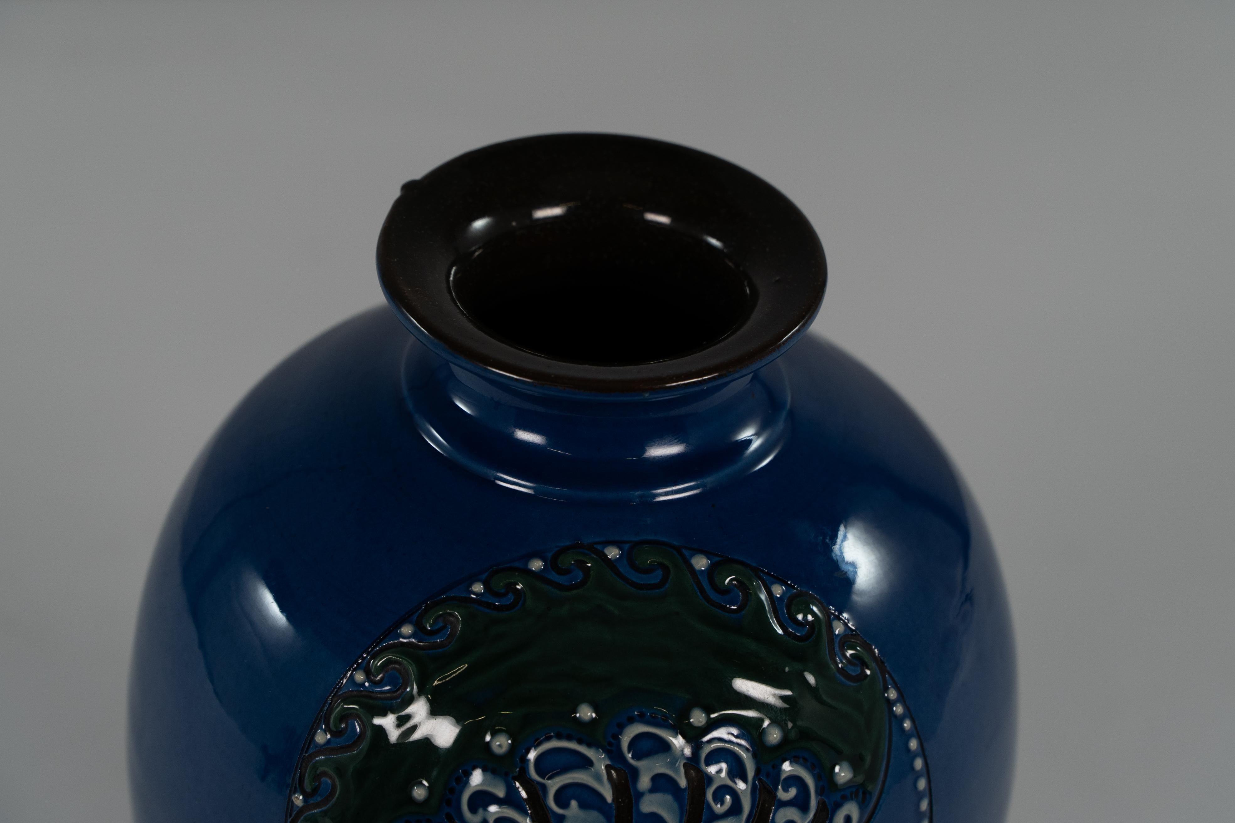 Brannam aus Barnstaple. Eine seltene blaue Vase, verziert mit einem Eichhörnchen, der Nussbaum isst. im Angebot 1