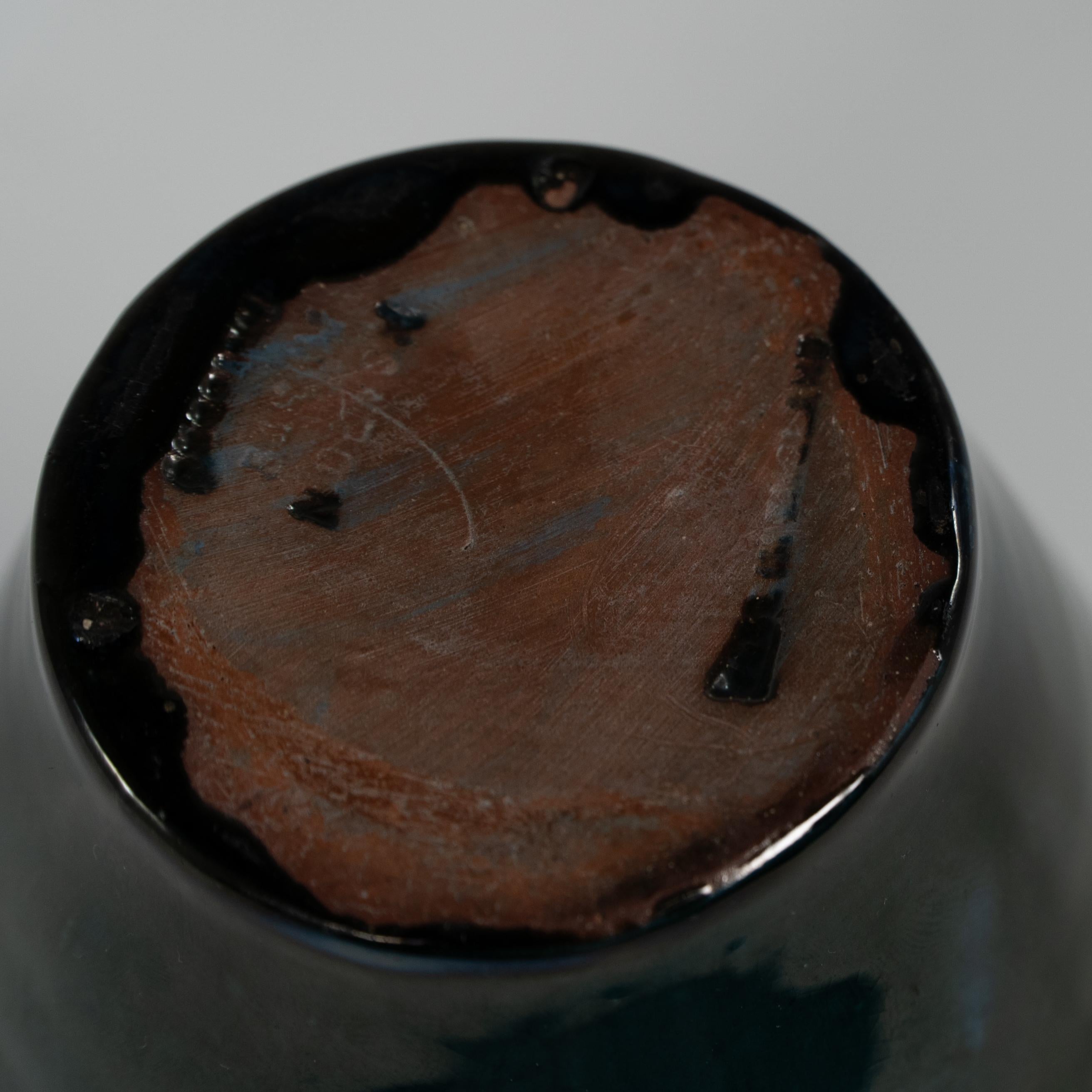 Brannam de Barnstaple. Un rare vase bleu décoré d'un écureuil mangeant des nus. en vente 2