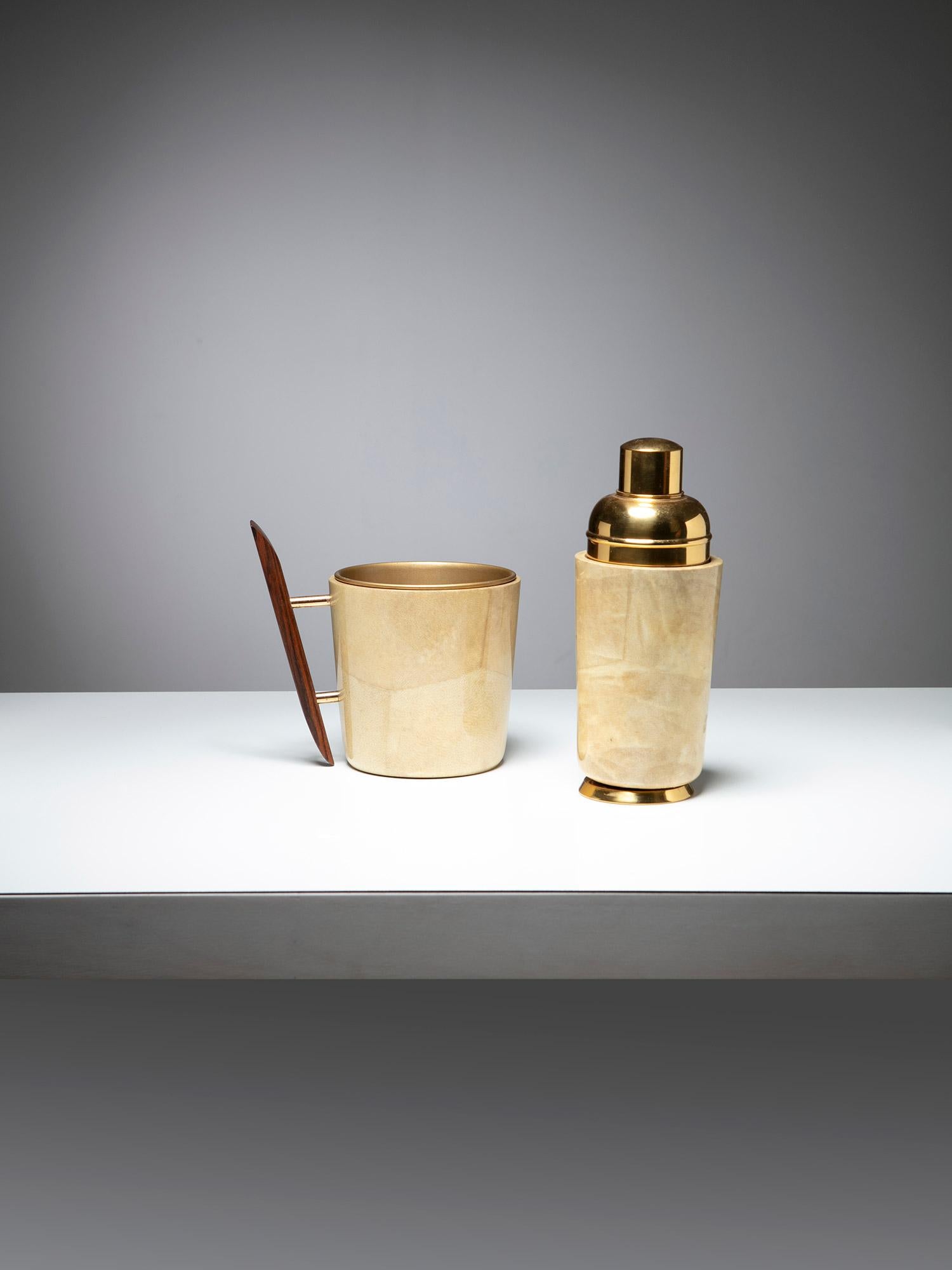 Bar set by Aldo Tura for Macabo.
Parchment cover with brass details.
Size refers to the ice bucket.