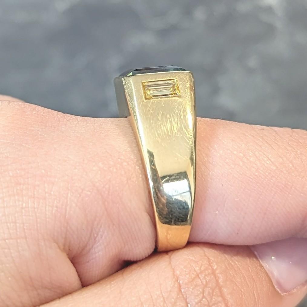 Anello da uomo con tre pietre in oro 18 carati con diamante e zaffiro verde da 8,08 CTW BRASH 8