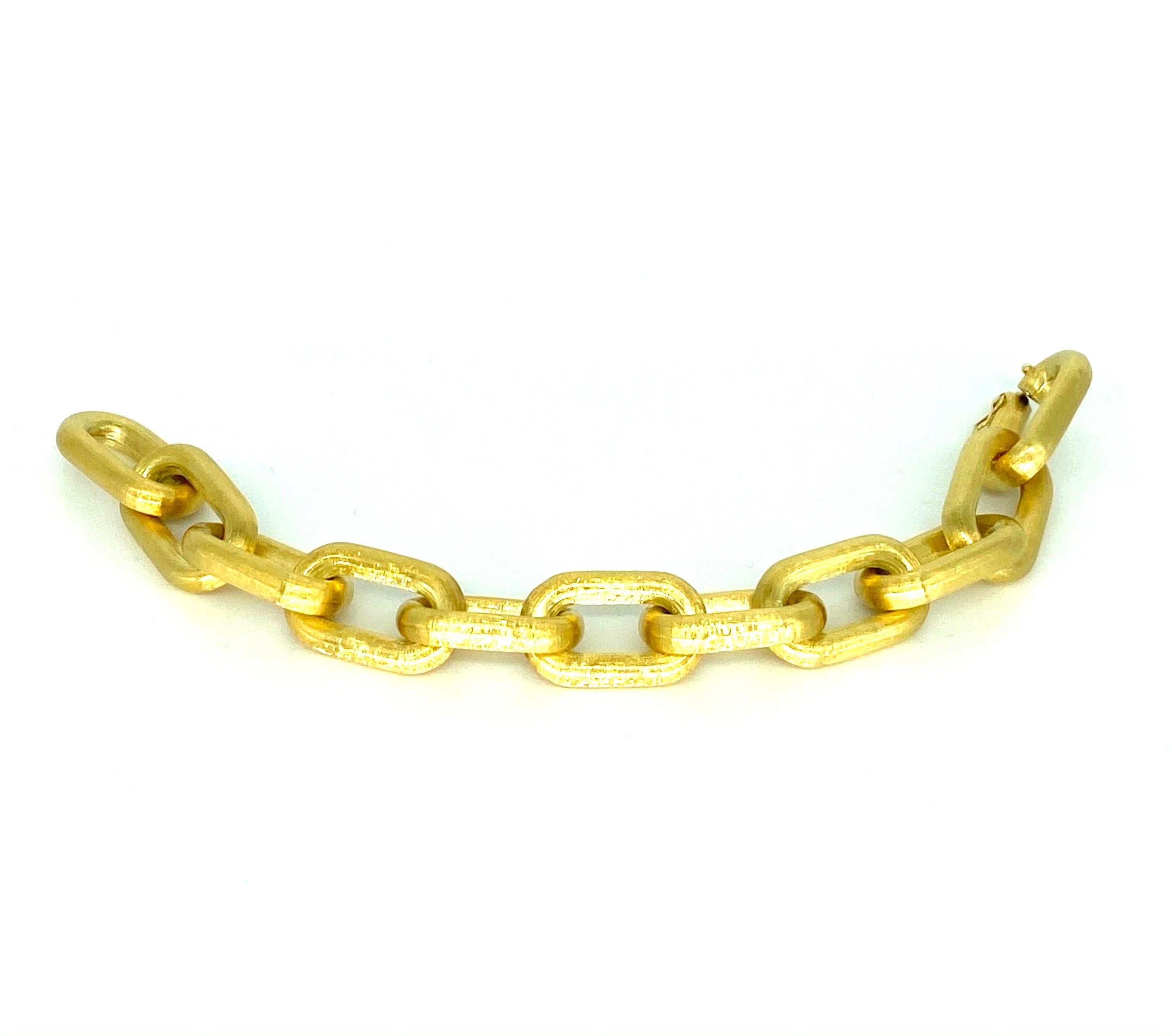 19mm Wide Fancy Big Chain Link With Satin Finish Glow Made In Brazil 
19mm Fancy Anchor Shackles Chain Bracelet 18k Gold
Beautiful, elegant extraordinary chain link. Featuring a satin glow finish this sparkles non stop anytime light hits it or not.