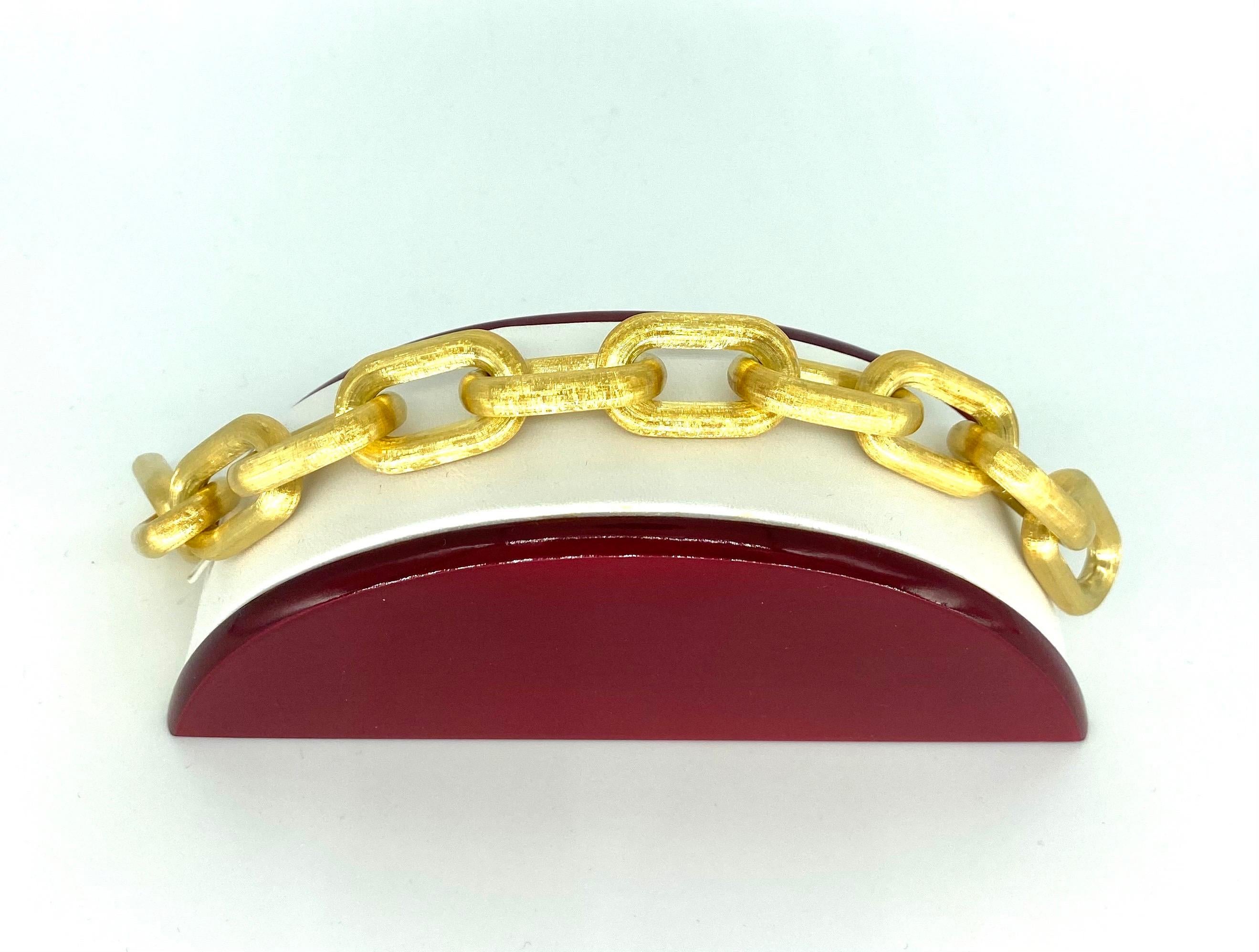 19mm Wide 18k Yellow Gold Oval Links Bracelet In Excellent Condition In Miami, FL