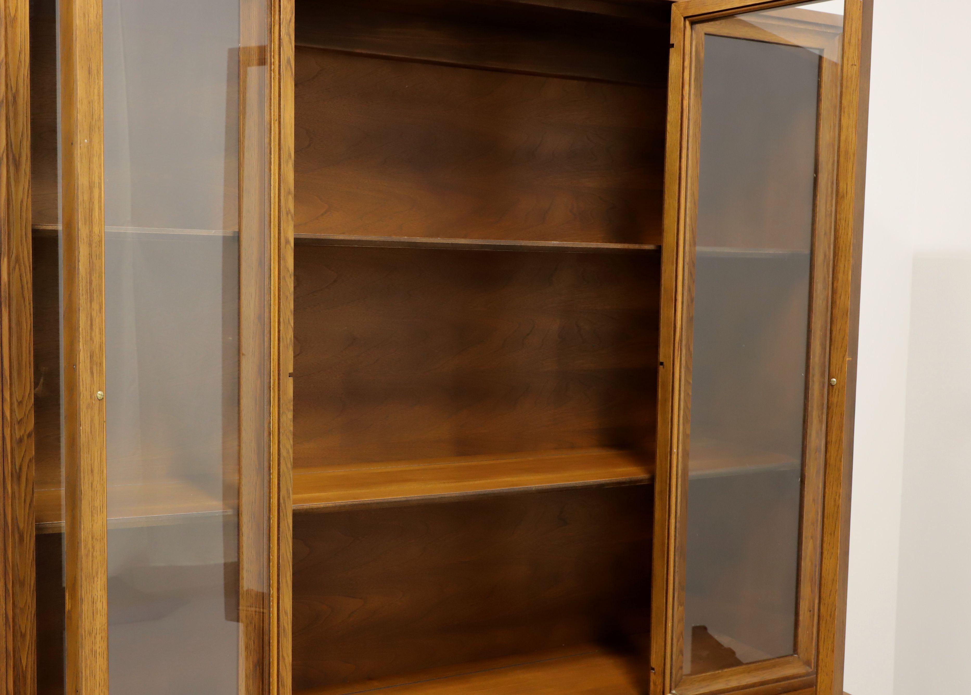 Brasilia by BROYHILL Mid Century Modern MCM Walnut China Cabinet In Good Condition In Charlotte, NC