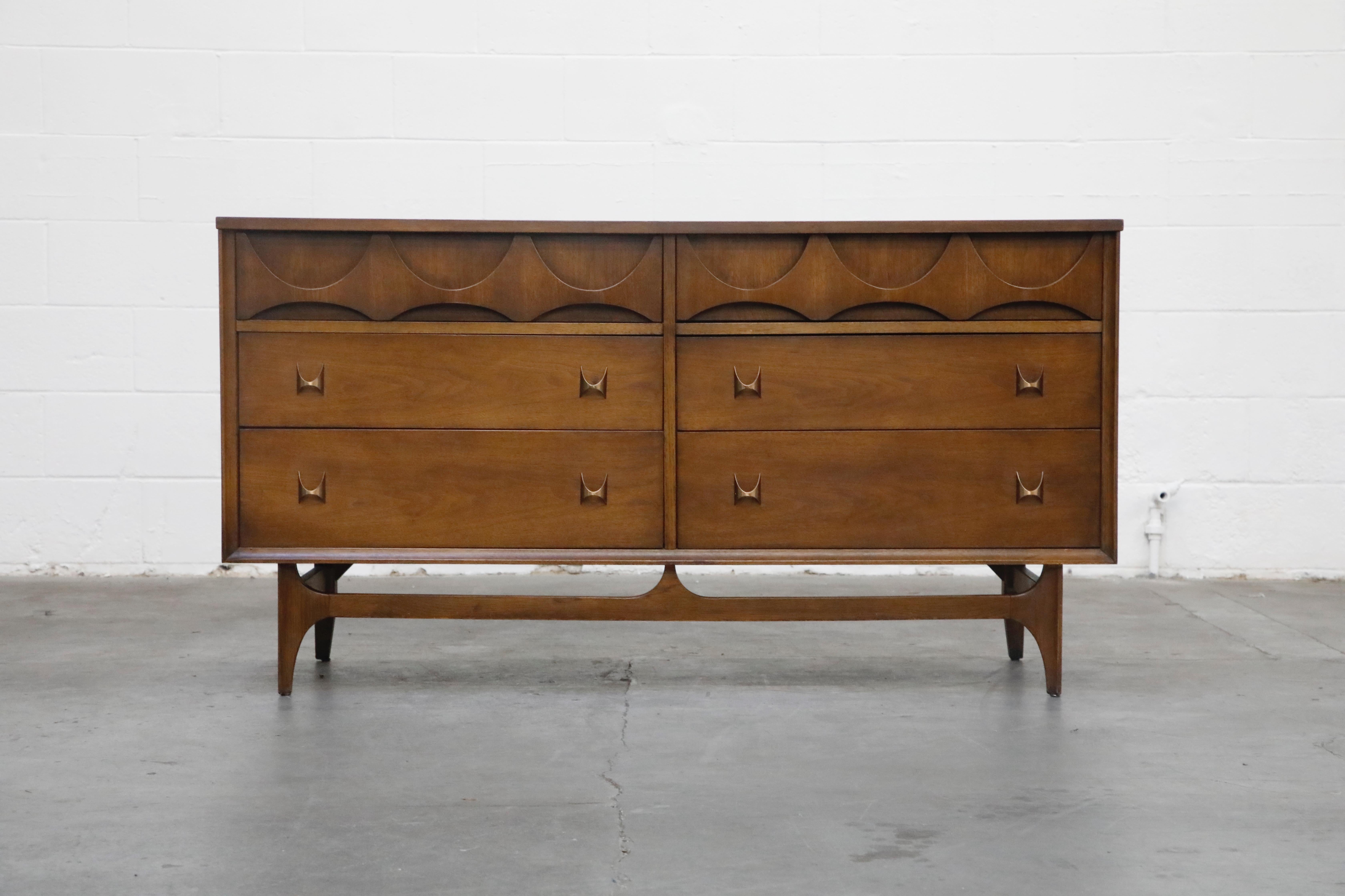 Attention Brasilia collectors... here is a gorgeous 'Brasilia' dresser in its original finish and in excellent vintage condition and is signed with its original Brasilia label. This beautiful dresser features the signature Brasilia sculpted front