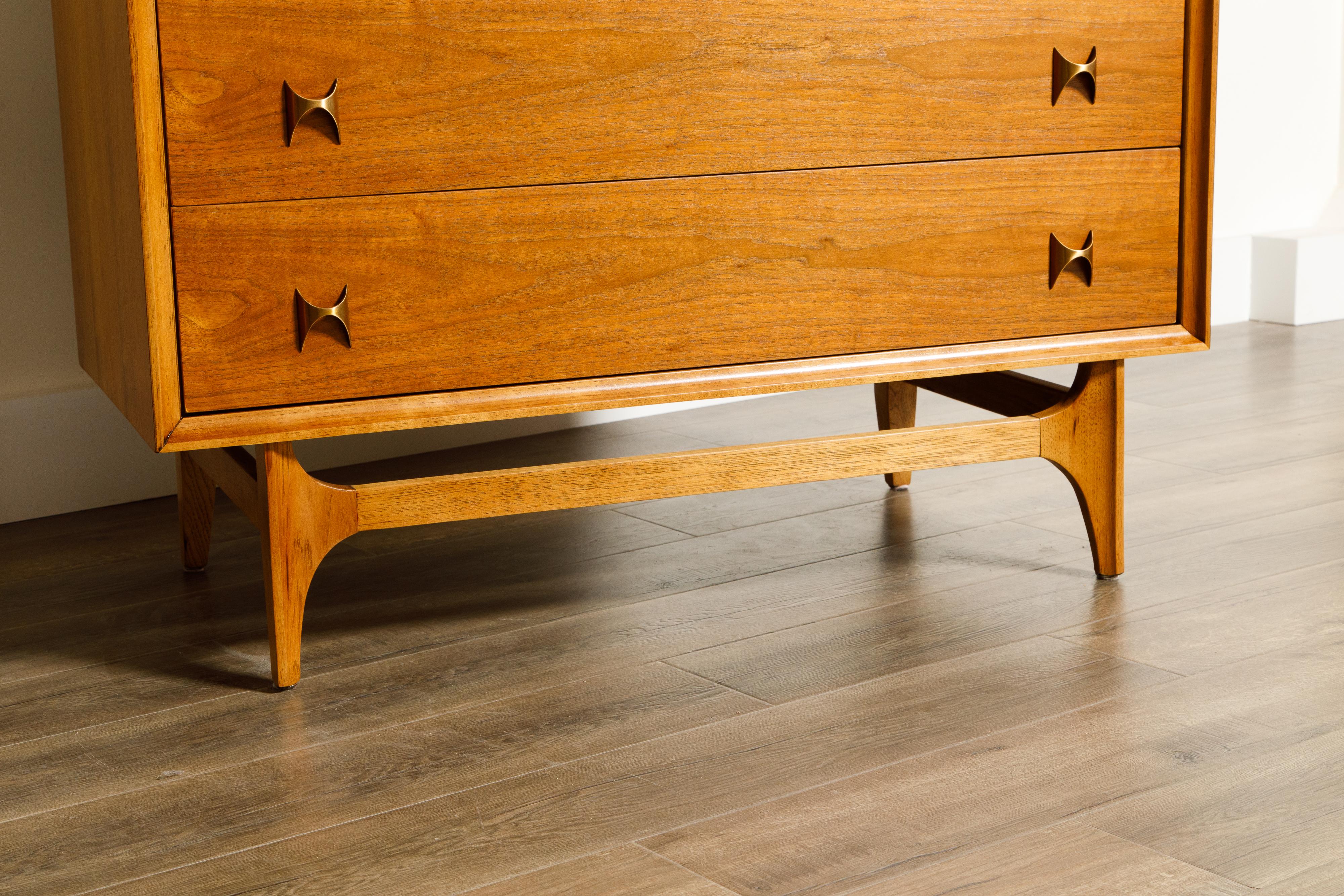 Commode haute Brasilia de Broyhill Premiere, revernie, années 1960, signée en vente 9