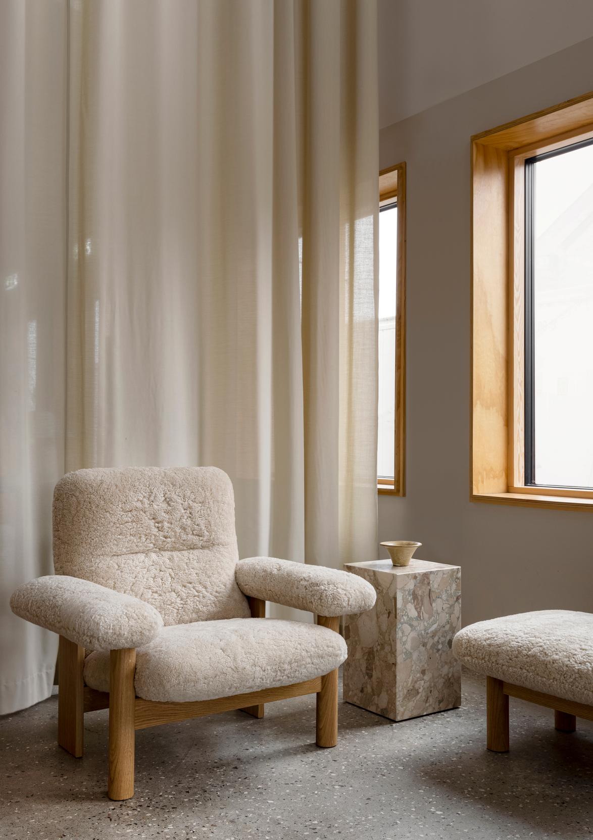 L'estetica scandinava di metà secolo e il modernismo brasiliano si incontrano nella bassa Brasilia Lounge Chair, disegnata per Audo da Anderssen & Voll. Questo lussuoso ibrido poltrona-seduta offre un comfort di seduta senza pari grazie alla sua