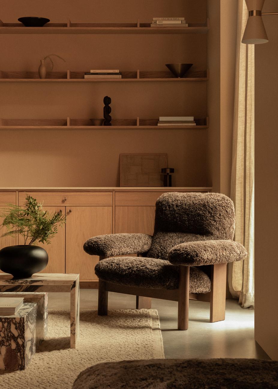 Scandinavian mid-century design aesthetics and Brazilian Modernism meet on the low-lying Brasilia Lounge Chair, designed for Audo by Anderssen & Voll. The luxurious armchair-lounge chair hybrid offers unparalleled sitting comfort thanks to its