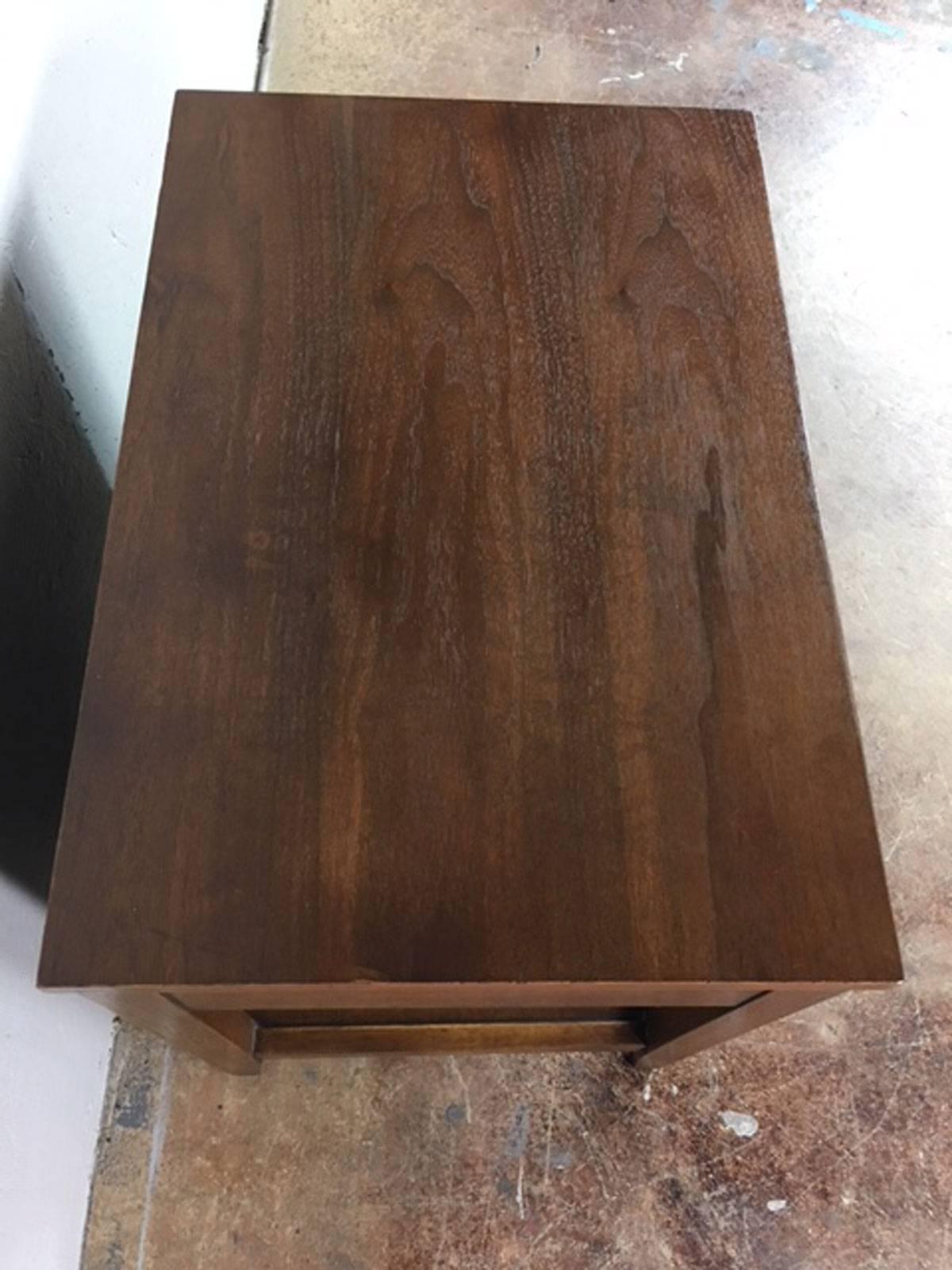 Brasilia Nightstand by Broyhill In Good Condition For Sale In Phoenix, AZ