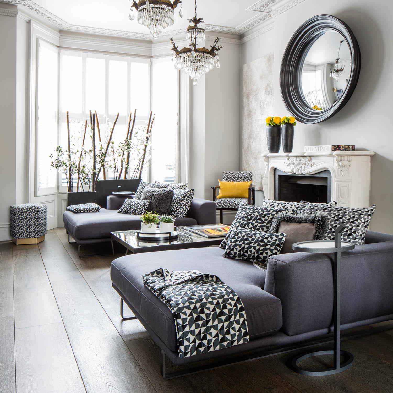 Neben vielseitig einsetzbaren kleinen Tischen und Sesseln, die jeden Raum schmücken können, hat Casa Botelho seine lange Liste an vielseitigen und glamourösen Designs um eine Reihe luxuriöser Überwürfe erweitert. Ob Sie Ihr Bett schmücken, Ihren