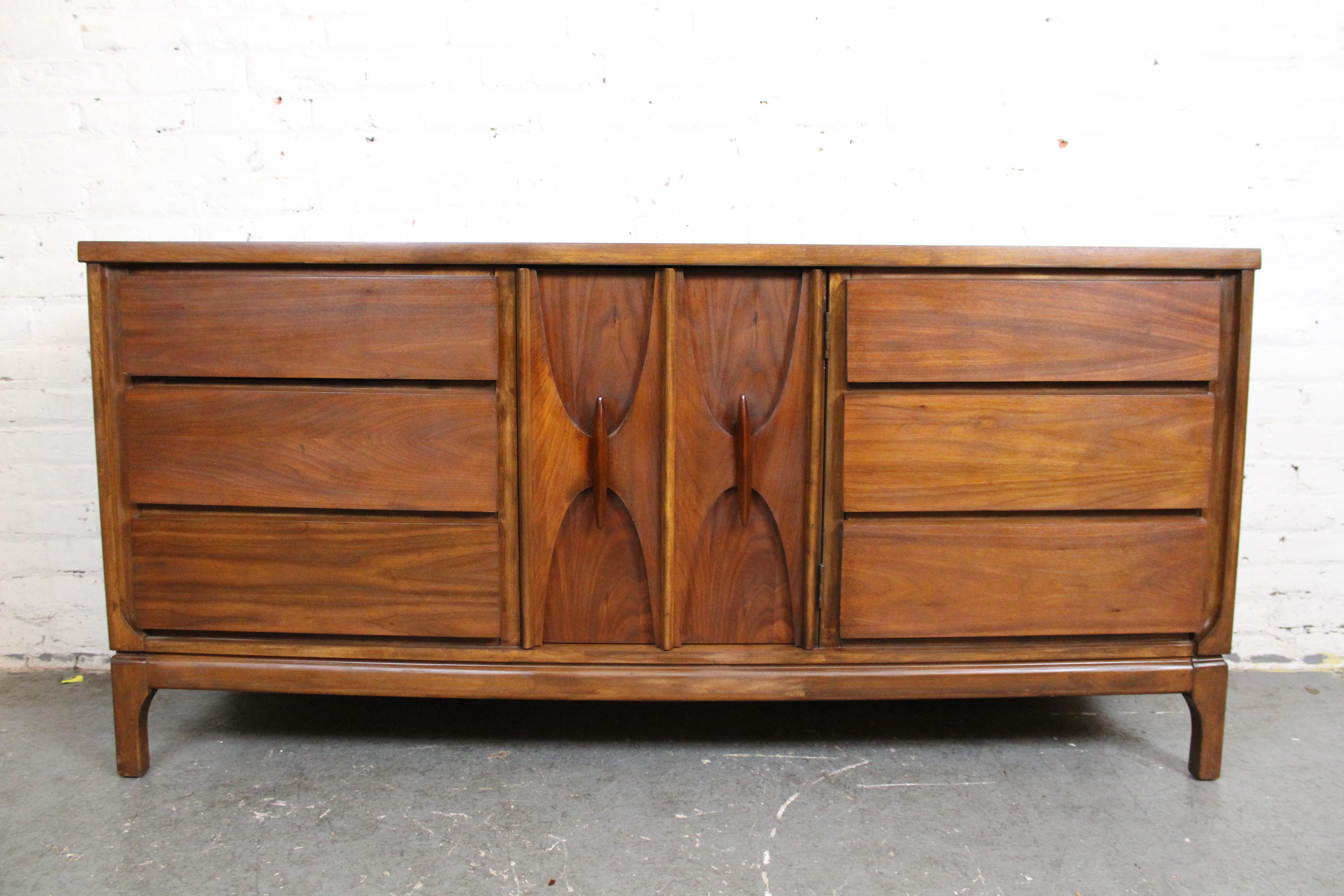 Faites une grande impression dans n'importe quel espace avec cette impressionnante commode triple vintage fabriquée par les artisans qualifiés de Williams Furniture Corporation de Sumter, en Caroline du Sud. S'inspirant des meubles américains