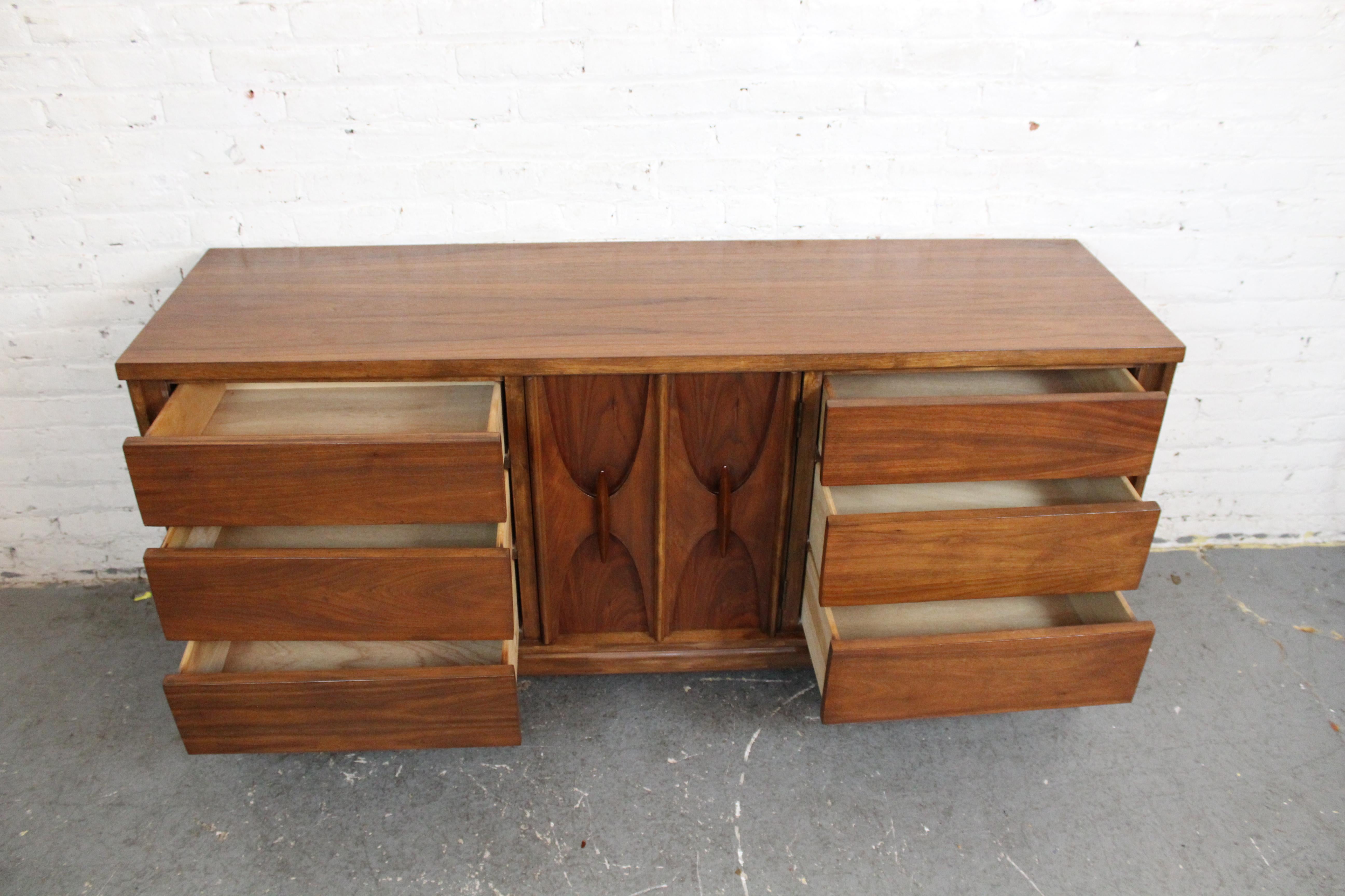 Sculpté Commode Brasilia de Williams Furniture of South Carolina en vente