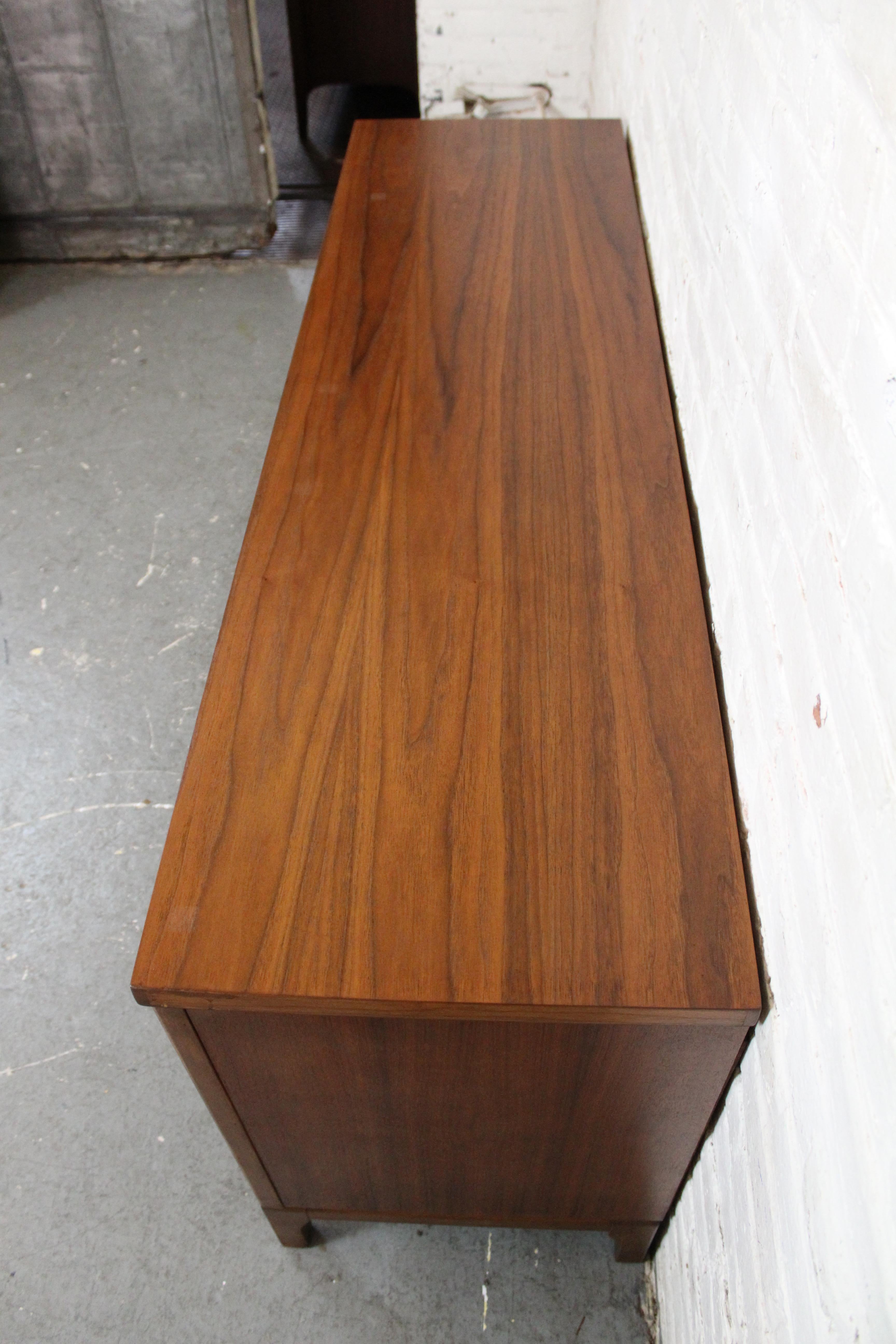 20ième siècle Commode Brasilia de Williams Furniture of South Carolina en vente
