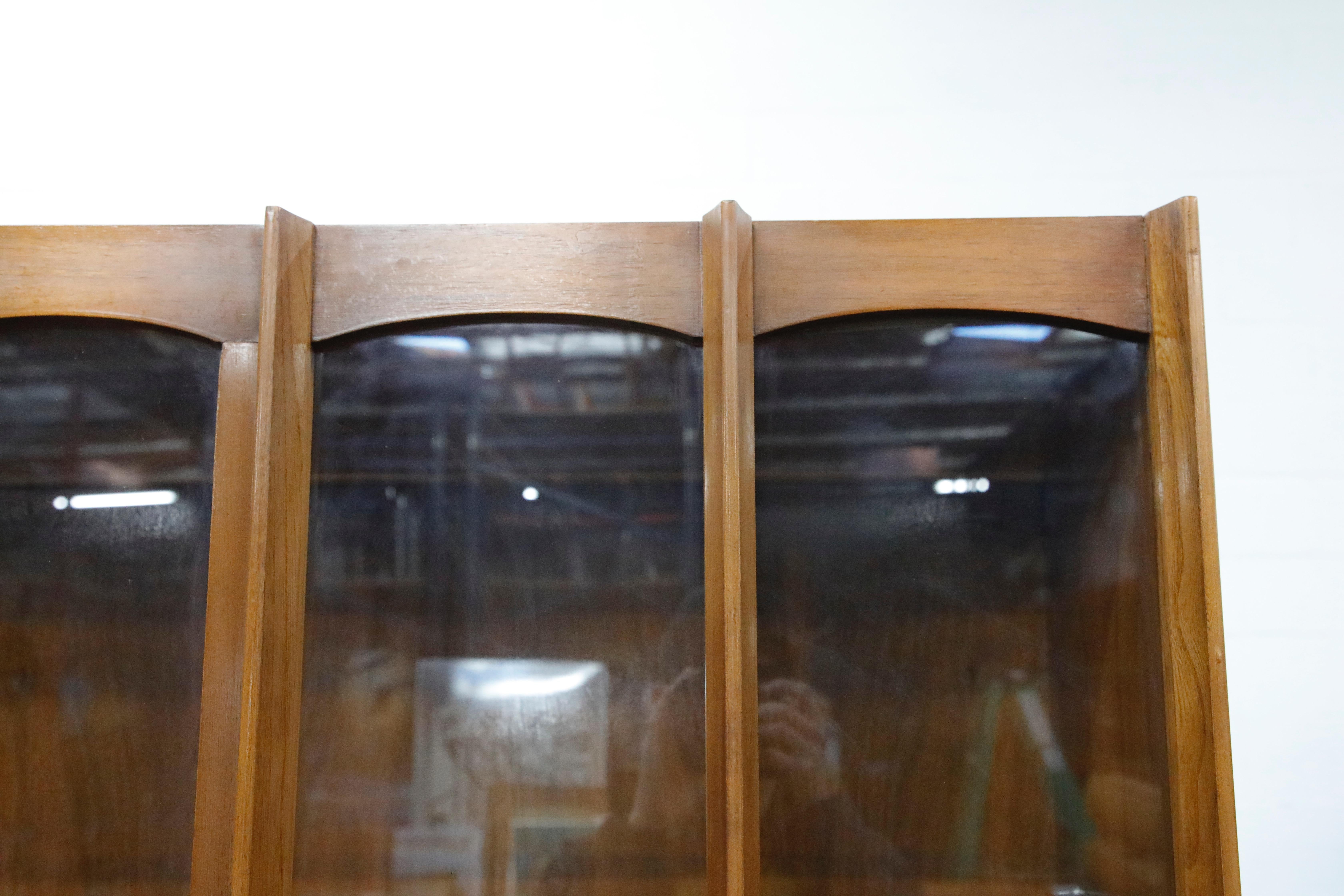 American Brasilia Styled Mid-Century Modern China Display Cabinet with Hutch, circa 1950s