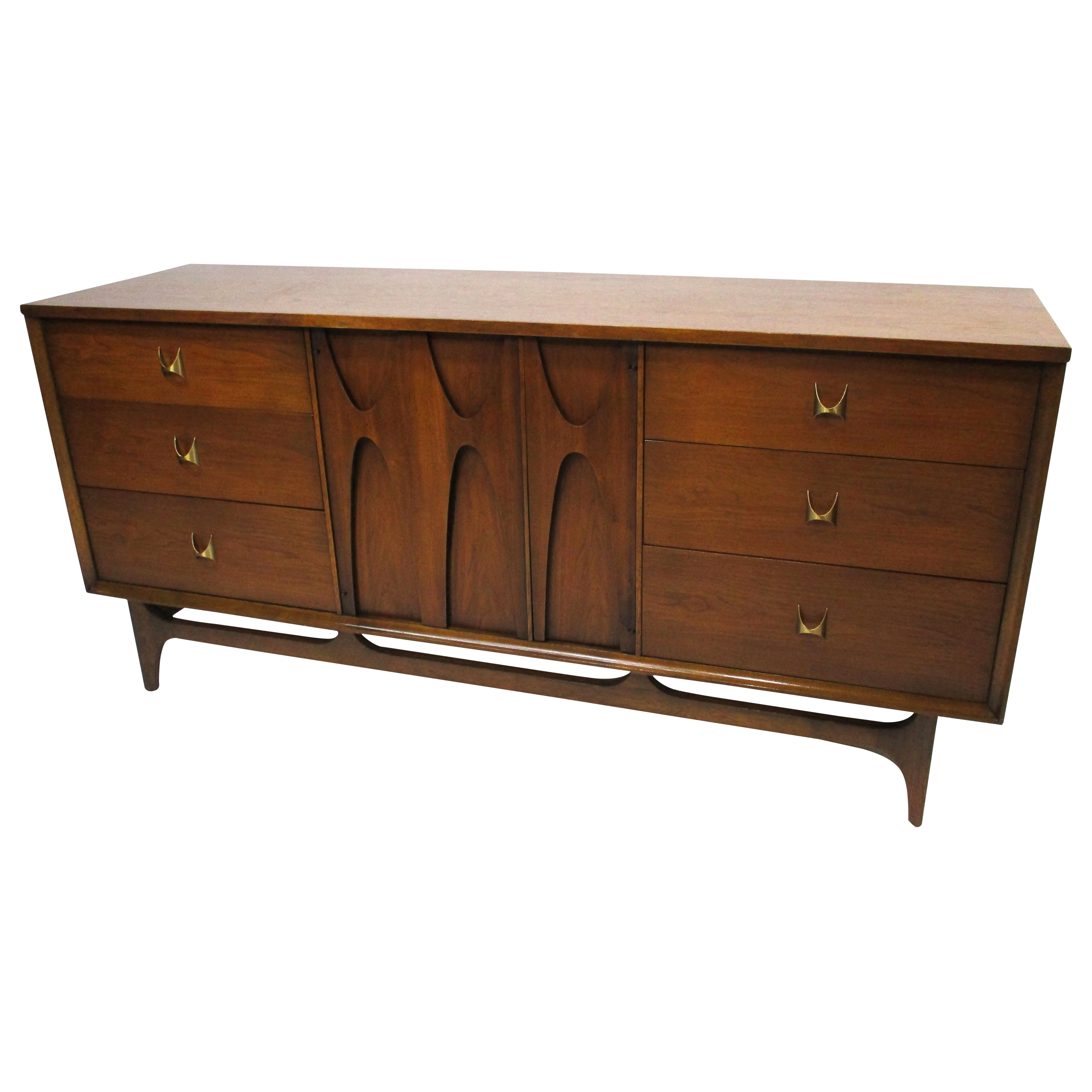 Cassettiera a 9 cassetti Brasilia Walnut di Broyhill Brasilia