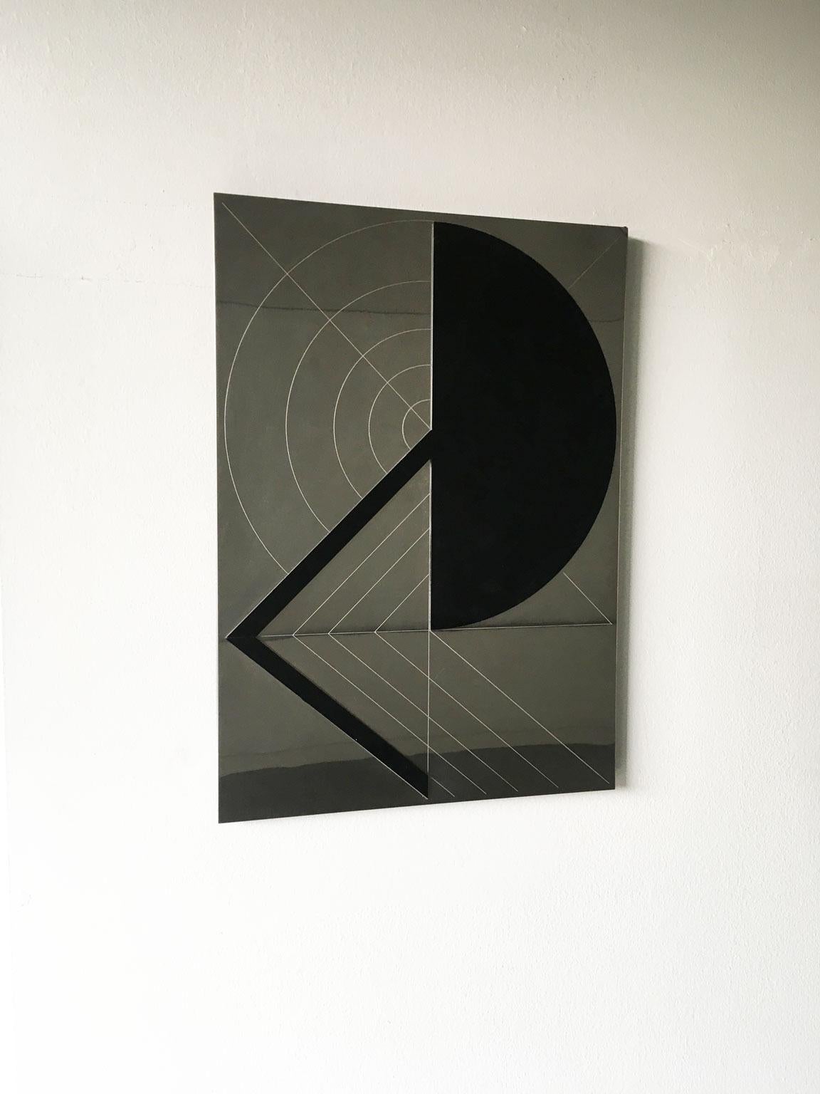 The project of this engaging artwork was made in 1974 by the Brasilian artist Edival ramosa, during his stay in Italy, from 1964 to 1974.
In this engraved steel artwork we can find elements in black plexiglass: the artist spends a lot of his time