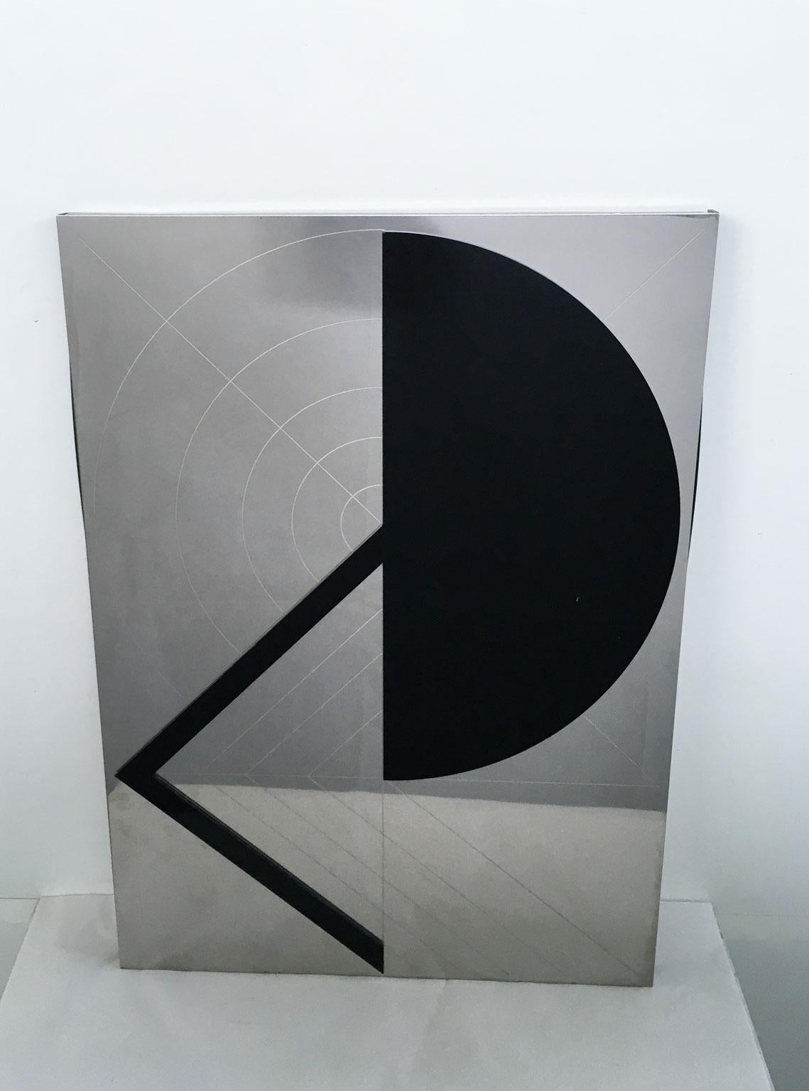 Set von insgesamt n. 10 Kunstwerken, bestehend aus n. 7 Kunstwerken in Stahl und schwarzem Plexiglas, signiert und nummeriert von dem Künstler Edival Ramosa. Diese sind ein Vielfaches von 30 Exemplaren.
Plus  n. 3 Kunstwerke aus Stahl und blauem