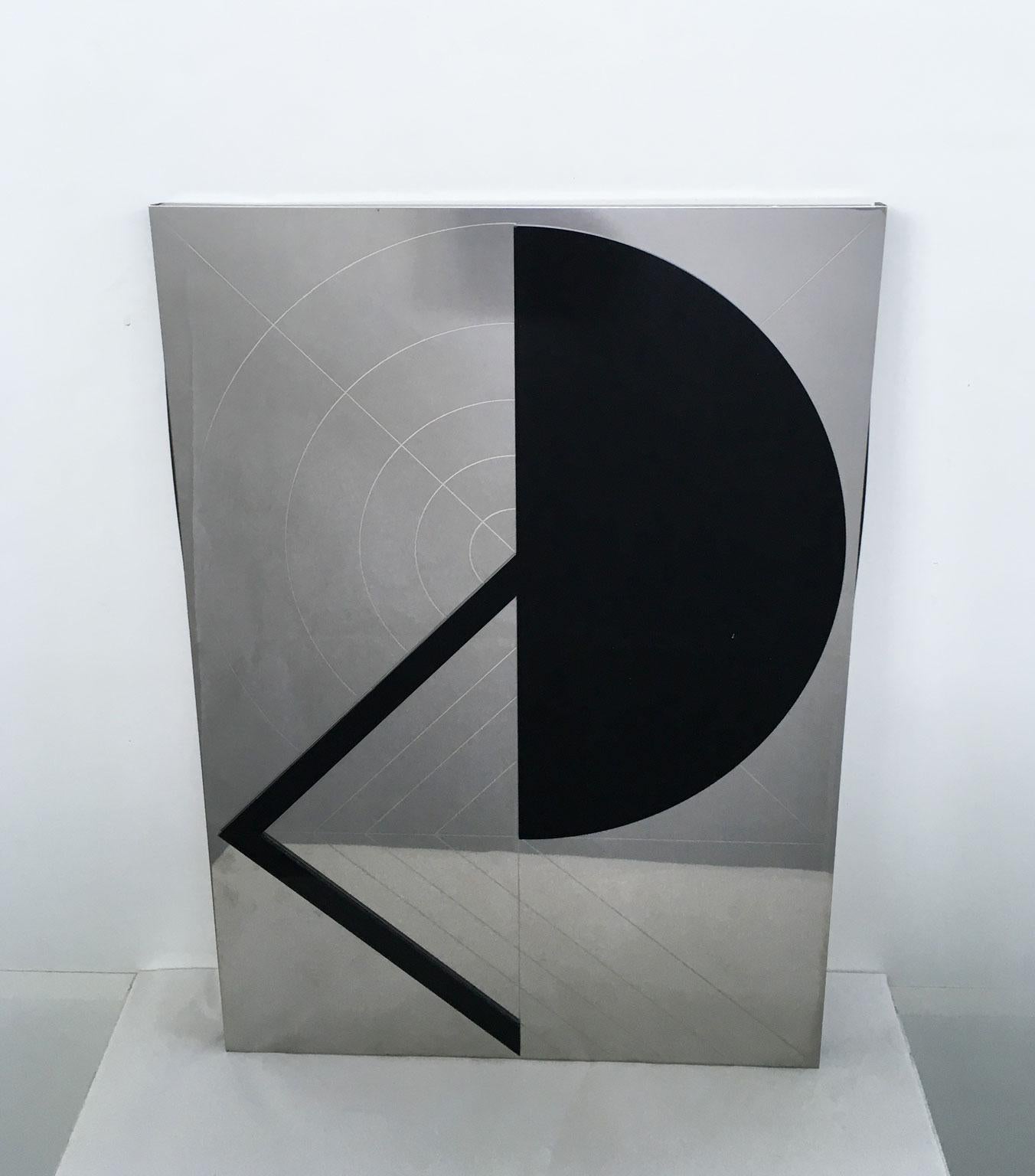 Brasilianisches Edival Ramosa Gravierter Stahl und schwarzes Plexiglas Linee di Gioia (Postmoderne) im Angebot