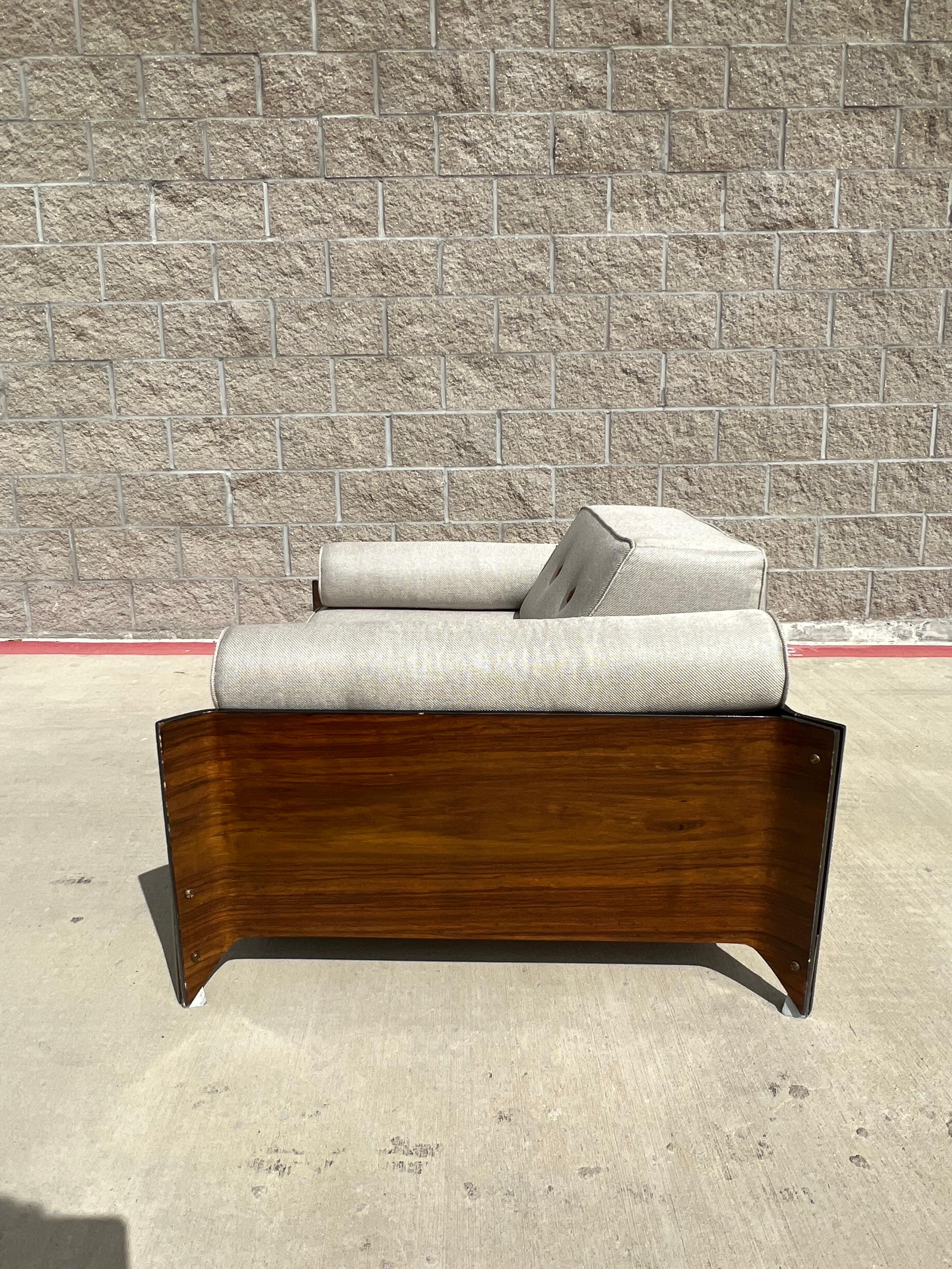 In honor of Oscar Niemeyer’s ultra-modern design for the Brazilian capital, Brasiliana was created in the 1950s by Jorge Zalszupin. The curved wooden frame is enriched by handcrafted details like carved wooden upholstery buttons and brass