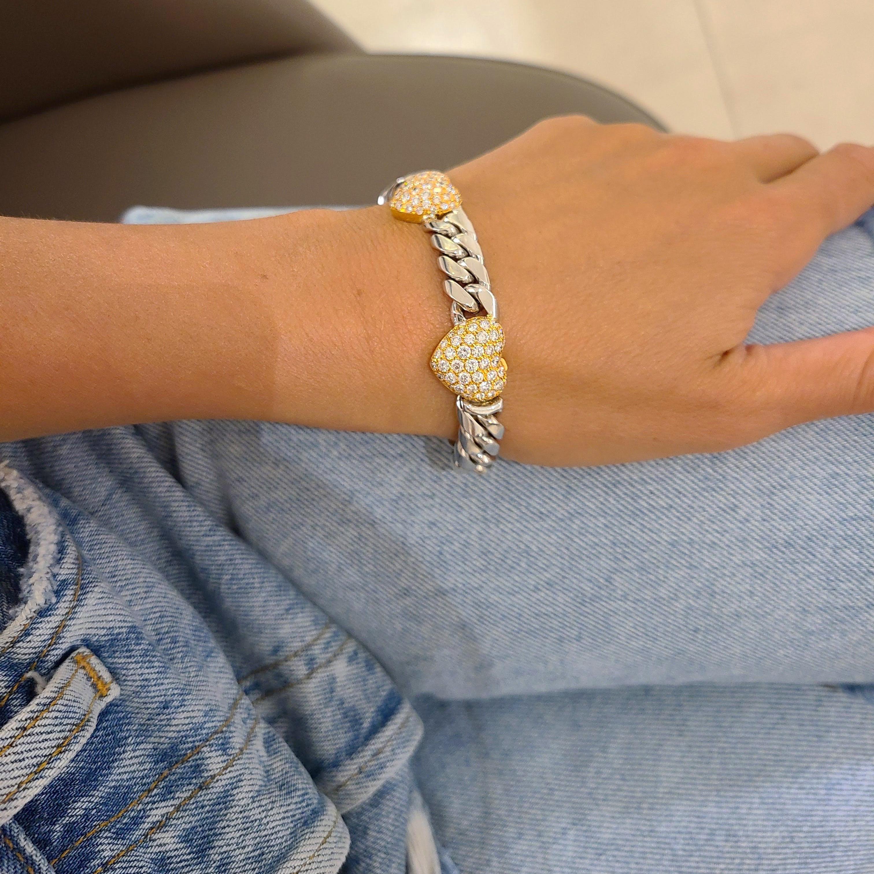 Ce magnifique bracelet a été fabriqué par le joaillier italien Brasolin, connu pour son savoir-faire et sa qualité exceptionnels. Ce bracelet lourd ne fait pas exception. Il est composé de maillons en or blanc 18 carats, et est orné de 4 cœurs en