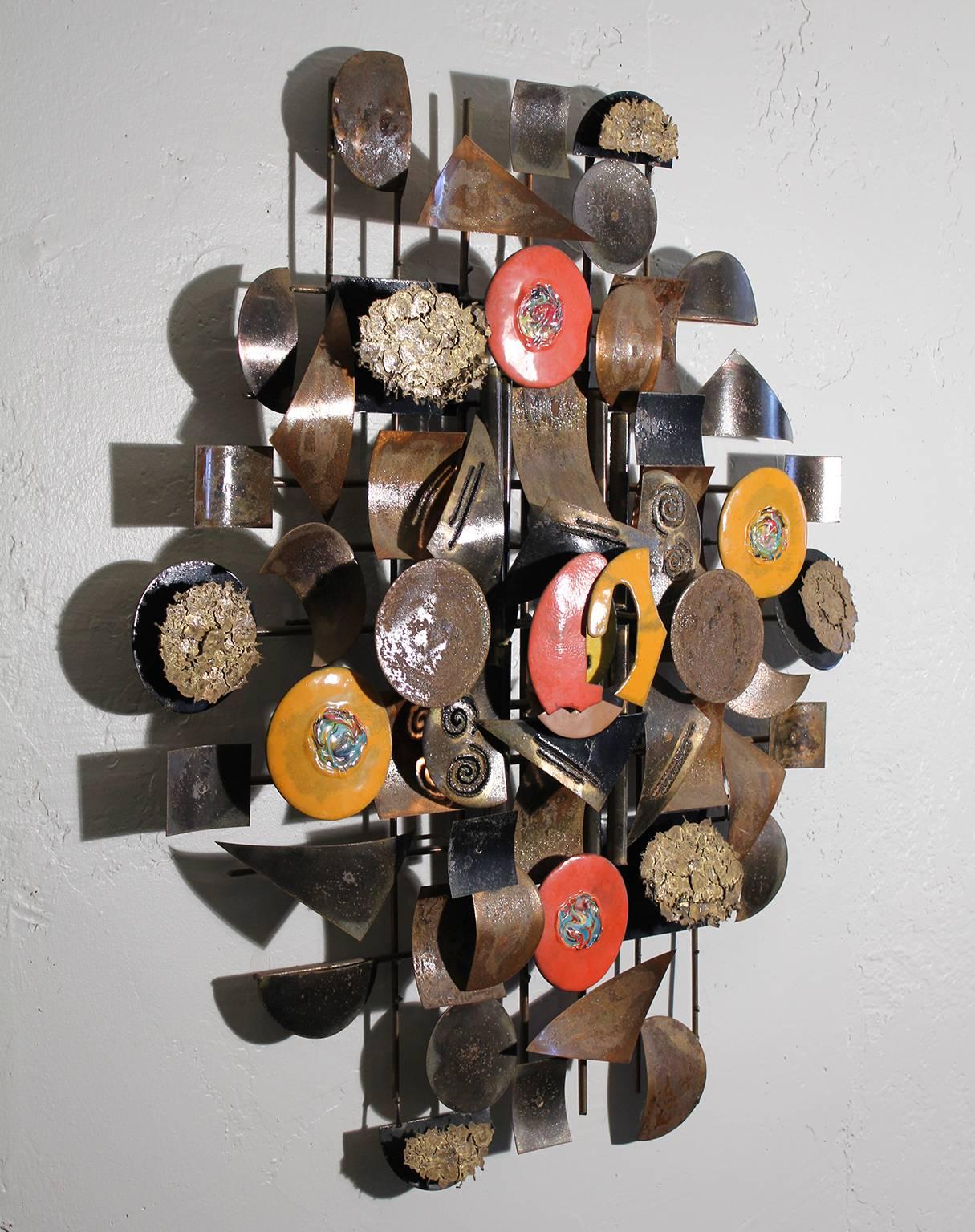 Fantastische abstrakte brutalistische Wandskulptur aus Messing, Metall und Emaille. Wird an der Wand befestigt und ist in ausgezeichnetem Zustand. Keine nennenswerten Schäden. Vom Künstler gemacht, aber keine Signatur. Emaille Arbeit hat große Farbe