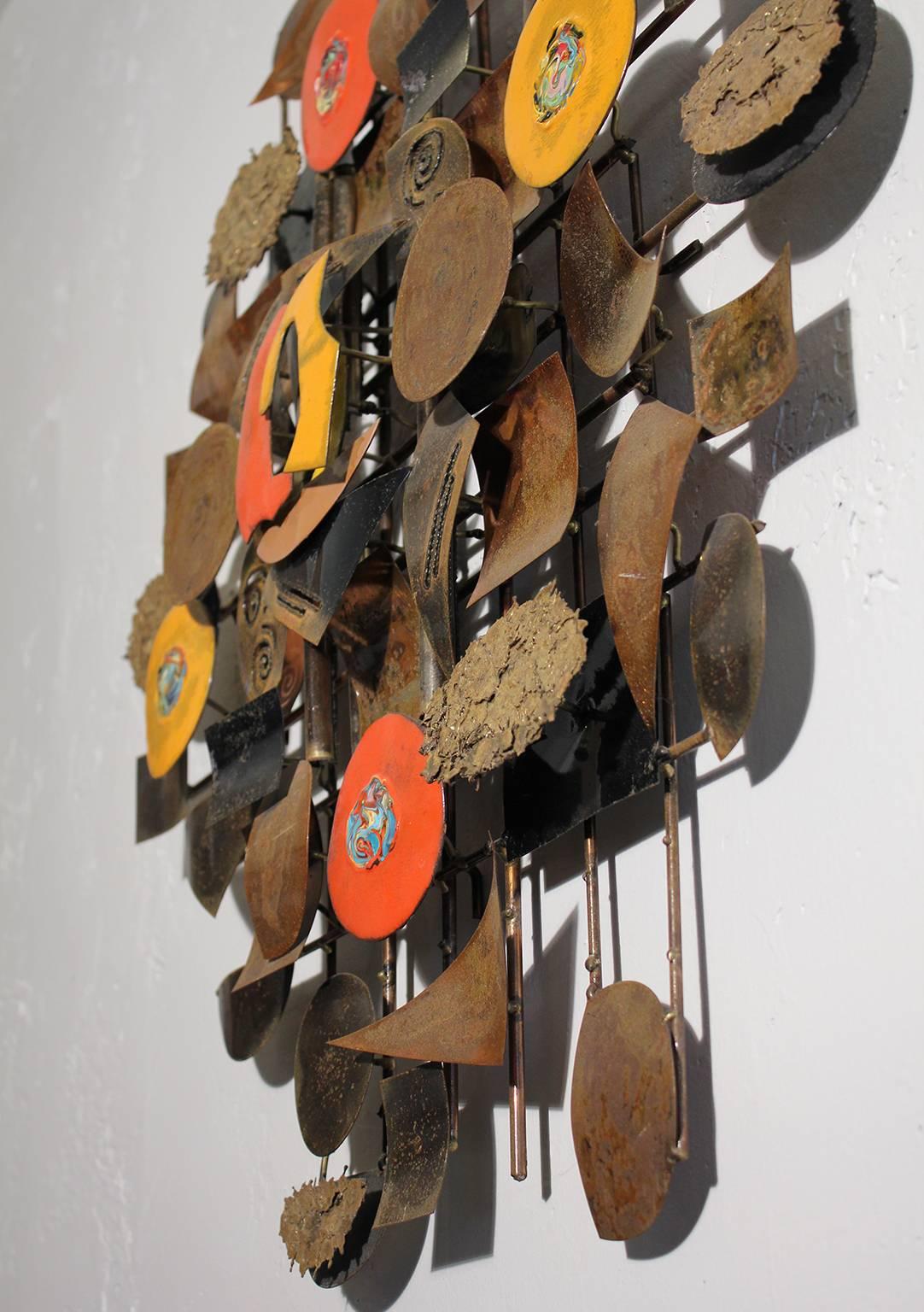 Abstrakte brutalistische Wandskulptur aus Messing und Emaille 2