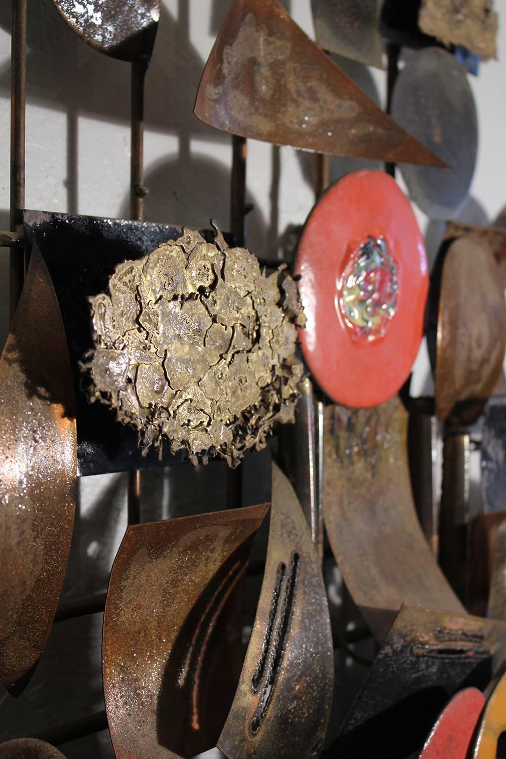 Abstrakte brutalistische Wandskulptur aus Messing und Emaille 3