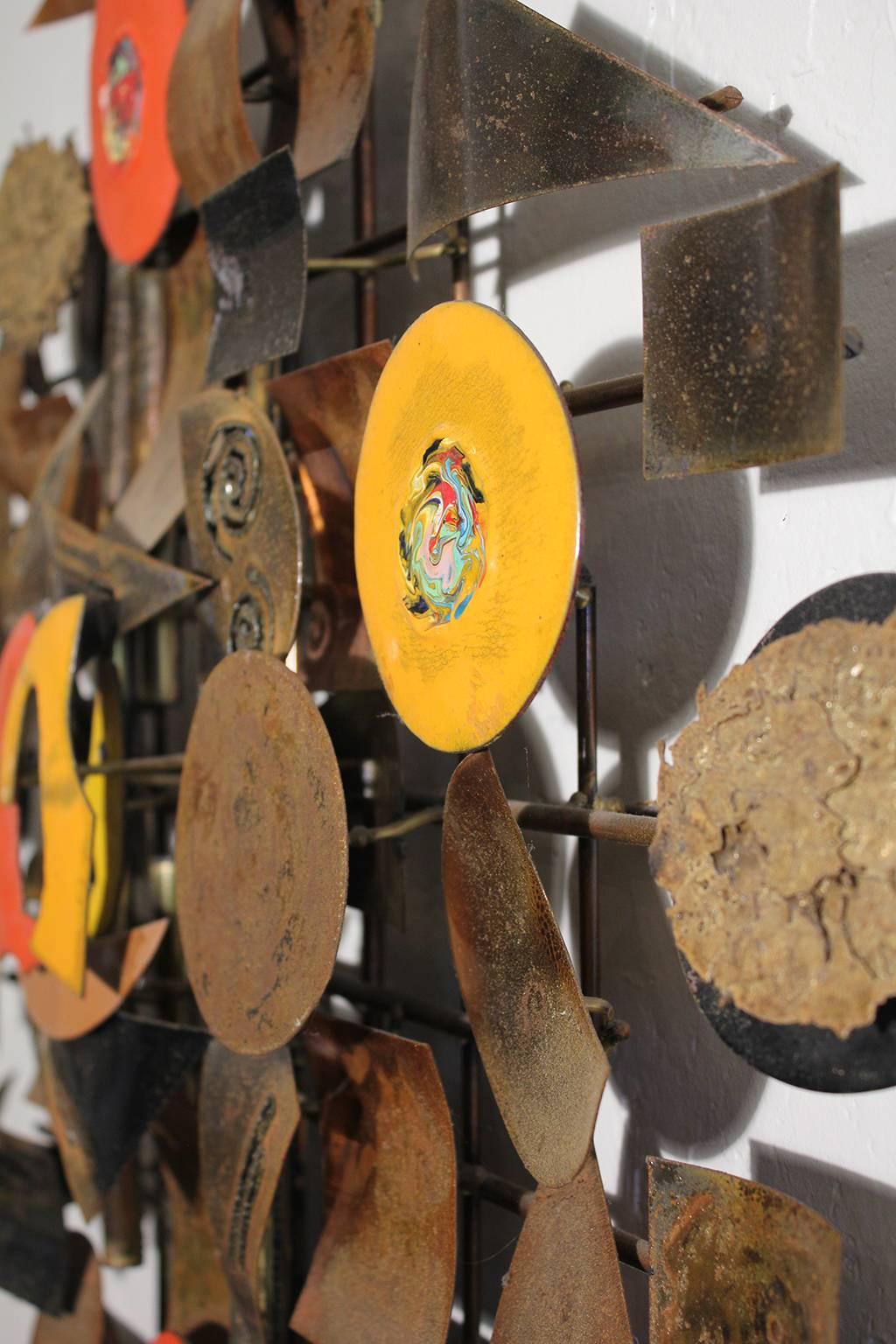 Abstrakte brutalistische Wandskulptur aus Messing und Emaille 4