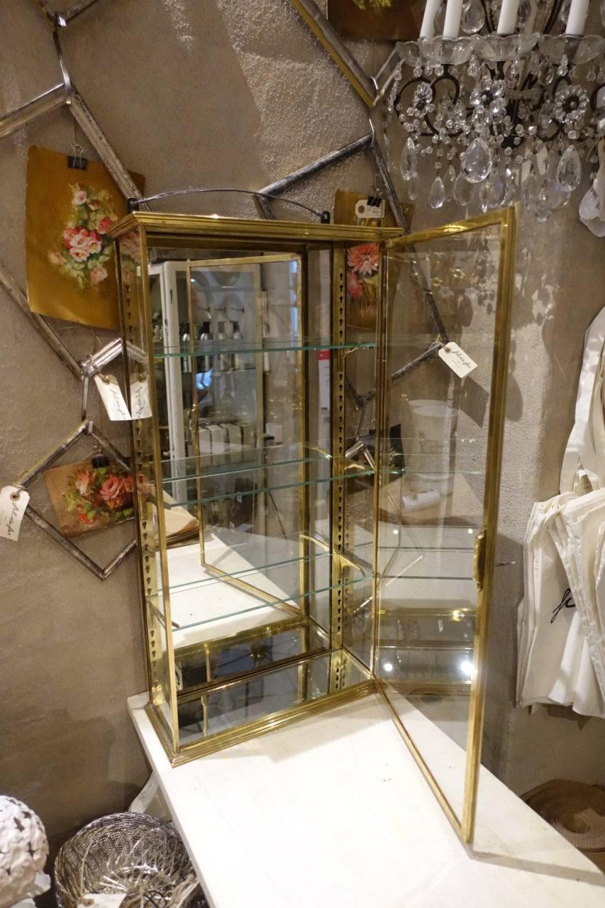 Français Armoire murale en laiton et verre