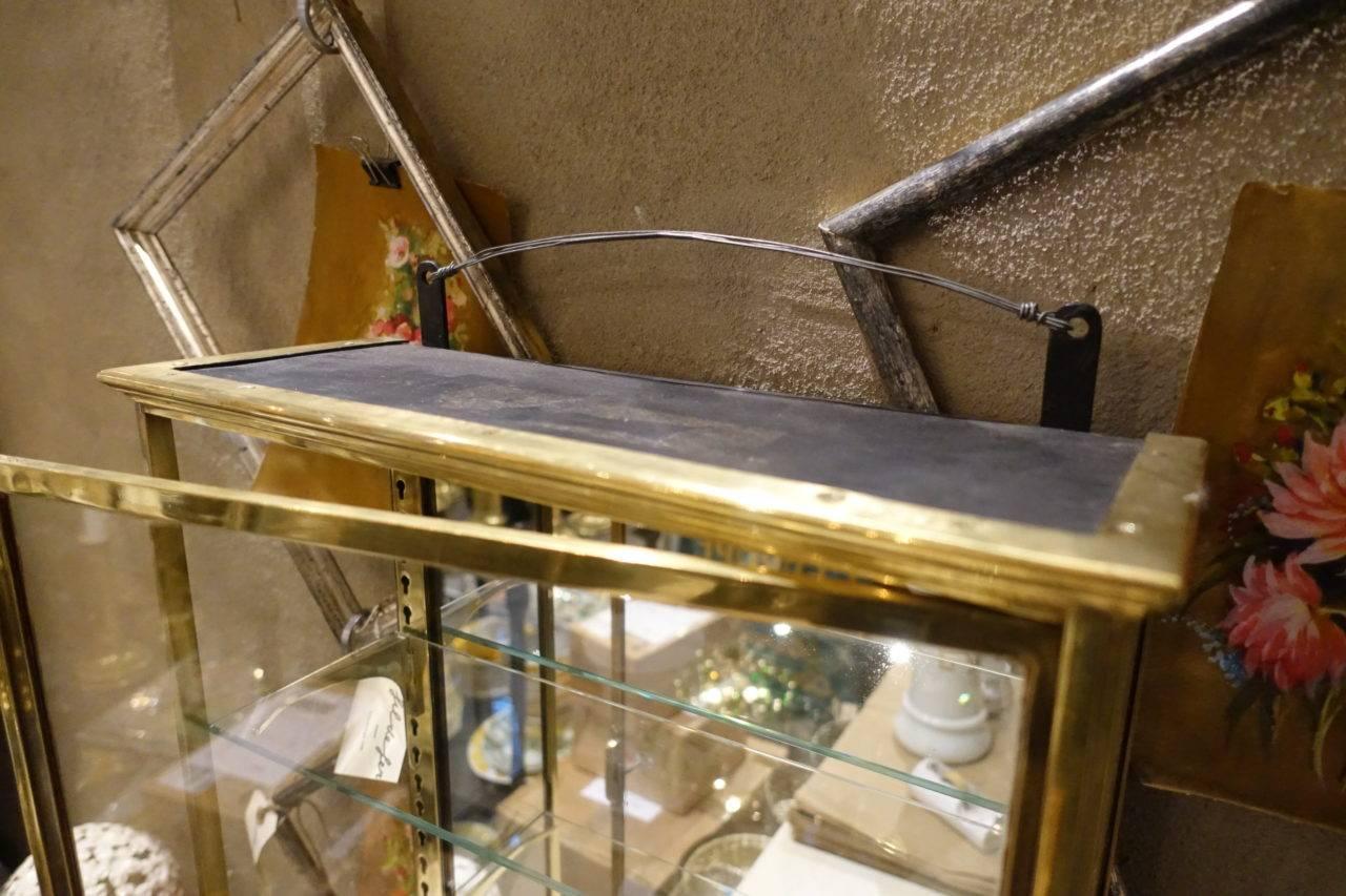 20ième siècle Armoire murale en laiton et verre
