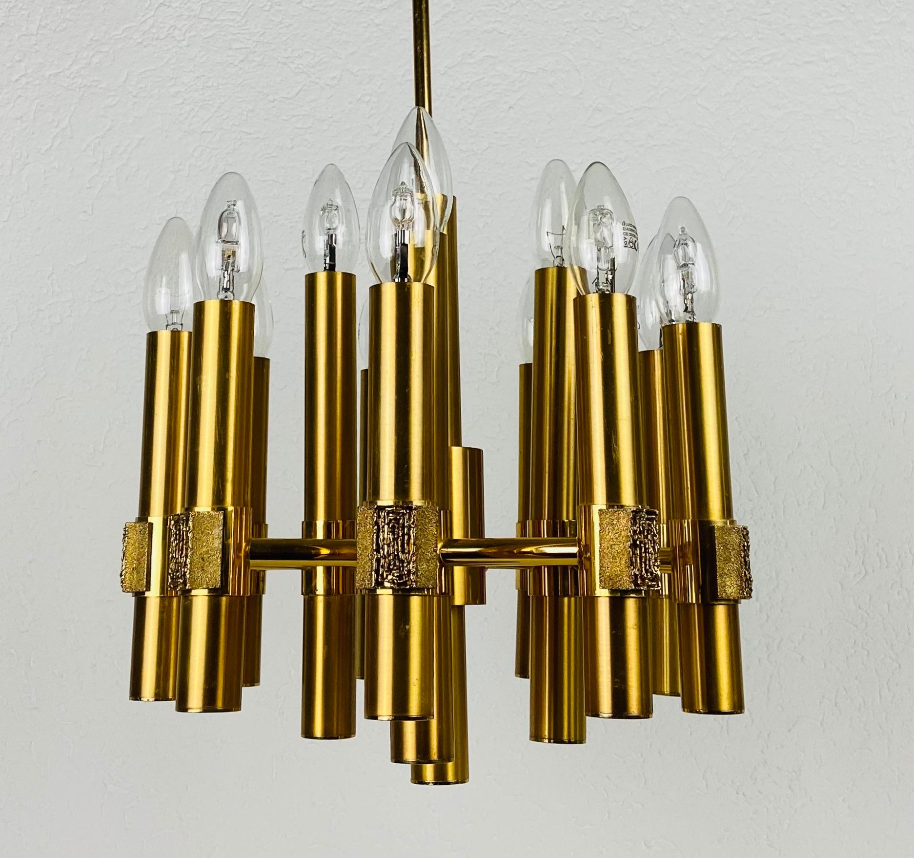 Brass 12-Arm Chandelier by Angelo Brotto for Esperiai, Italy, 1960s In Good Condition For Sale In Hagenbach, DE