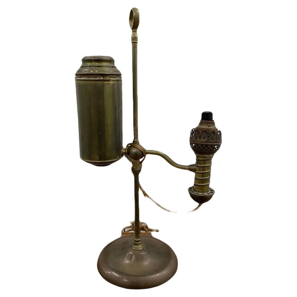 Lampe à huile en laiton du 19e siècle convertie en lampe à fil pour une utilisation moderne.