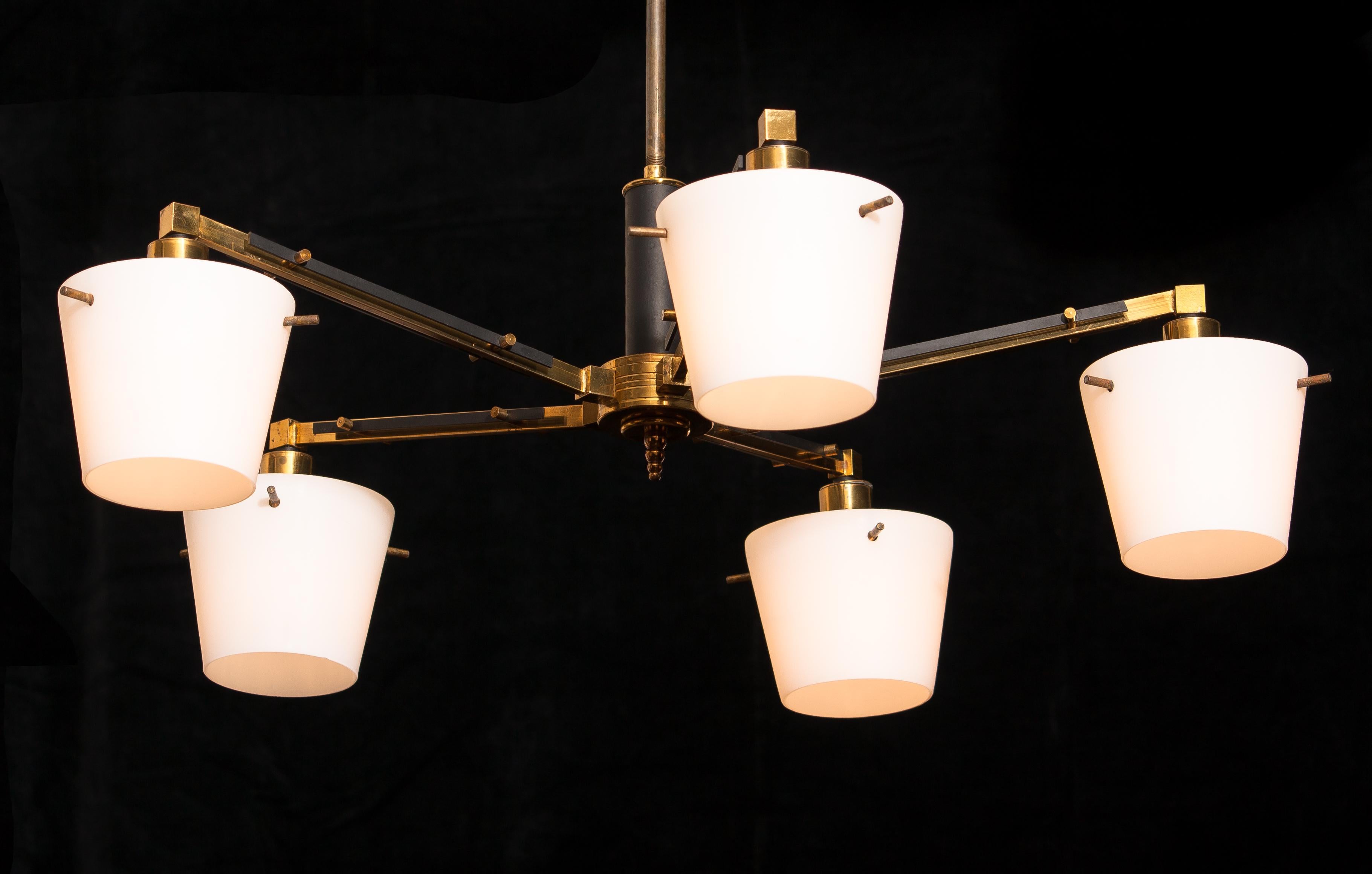 Beautiful and original midcentury chandelier with five Frosted white glass shades on a brass frame by Stilnovo Italy. Period: 1950s. Five lights.
Technical 100% / E14 / 17.
The dimensions are: ø of the fixture, 65 cm / 26 inch. Total height 70 cm