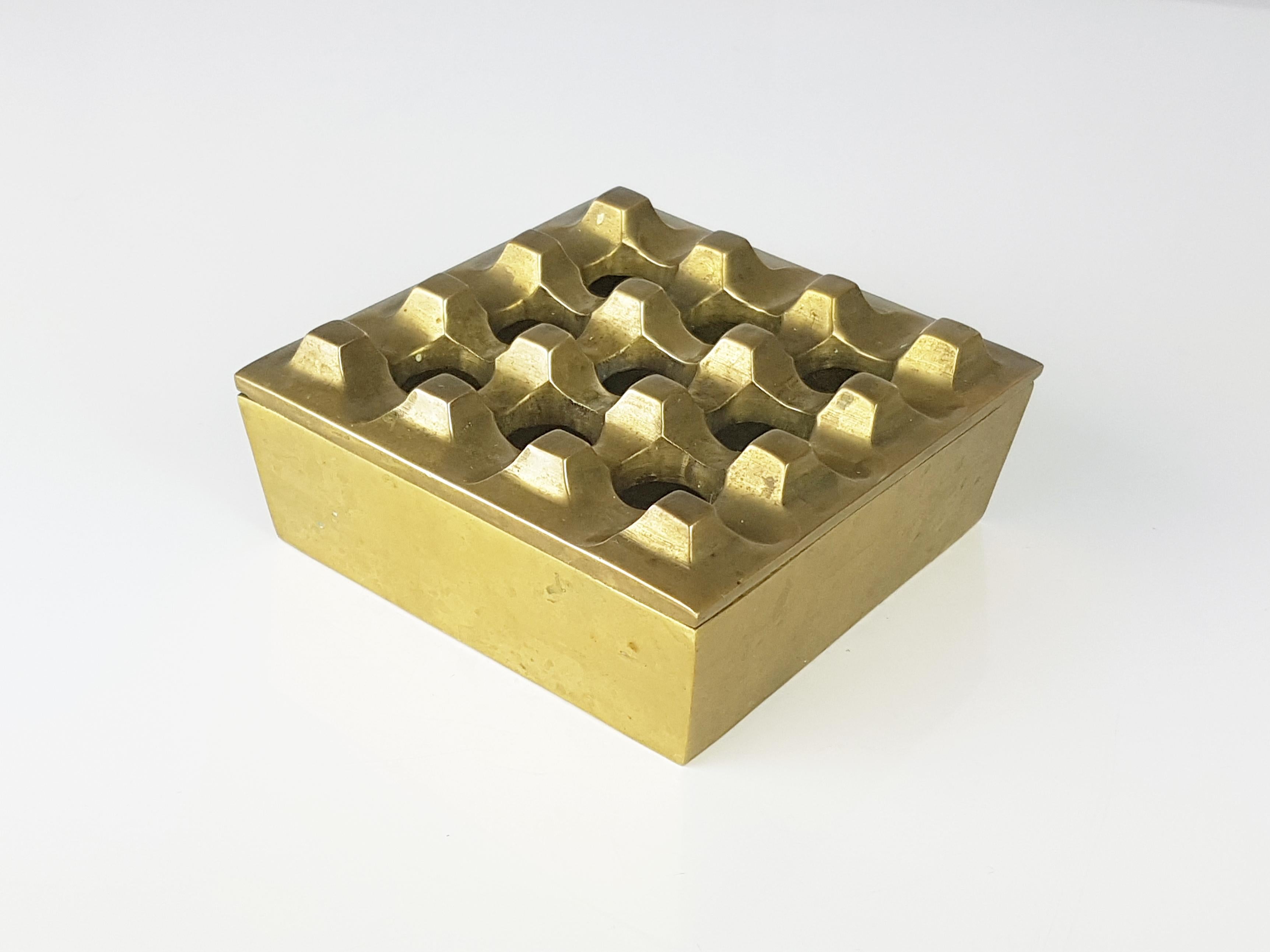 Vintage brass ashtray mod. ULTIMA9 by Bäckström & Ljungberg for Diverse Ting, 1960s.
Oxidation spots and patina.