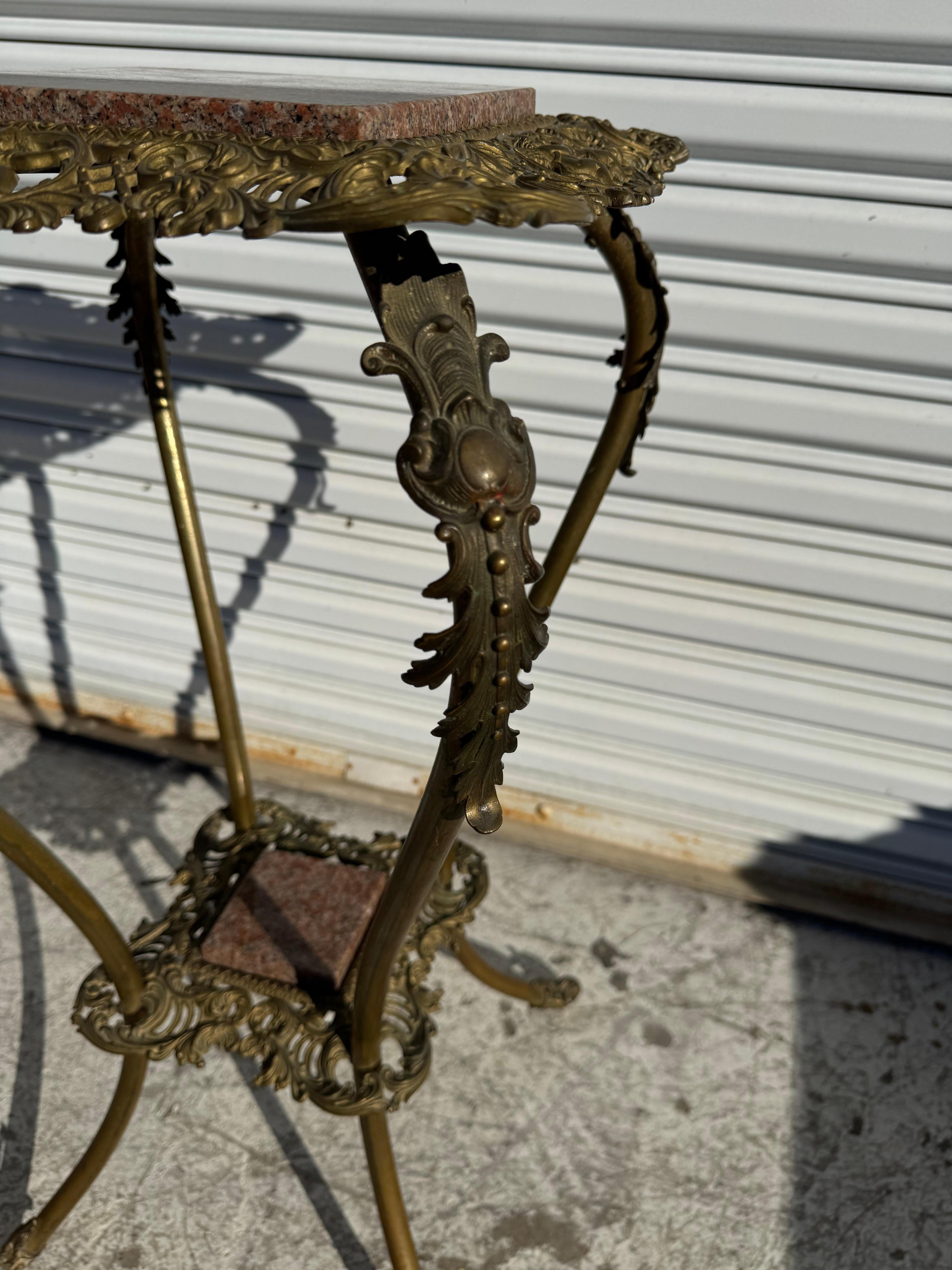 Jardinière en laiton à 2 étages avec dessus en granit en vente 3