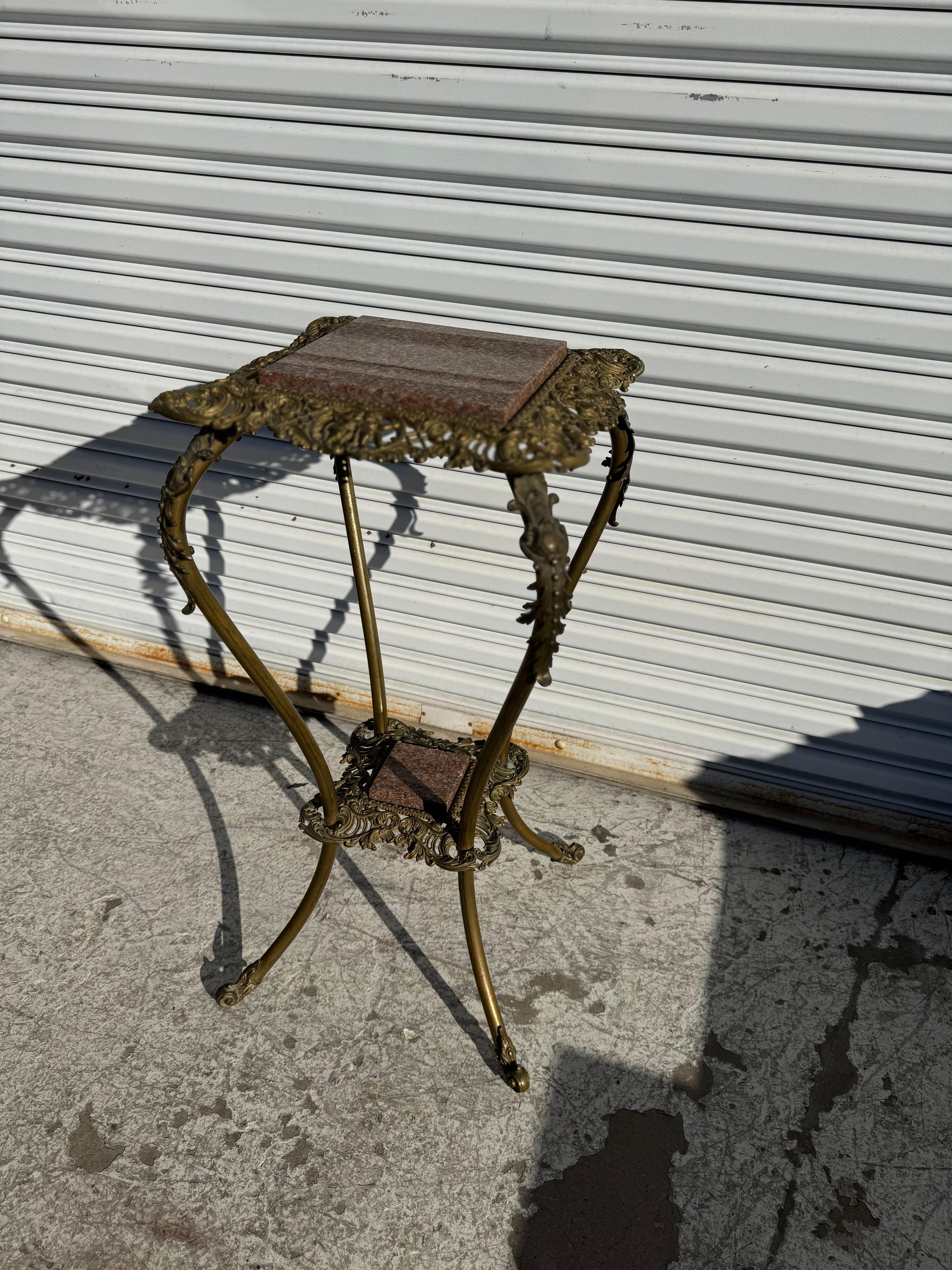 Louis XVI Jardinière en laiton à 2 étages avec dessus en granit en vente