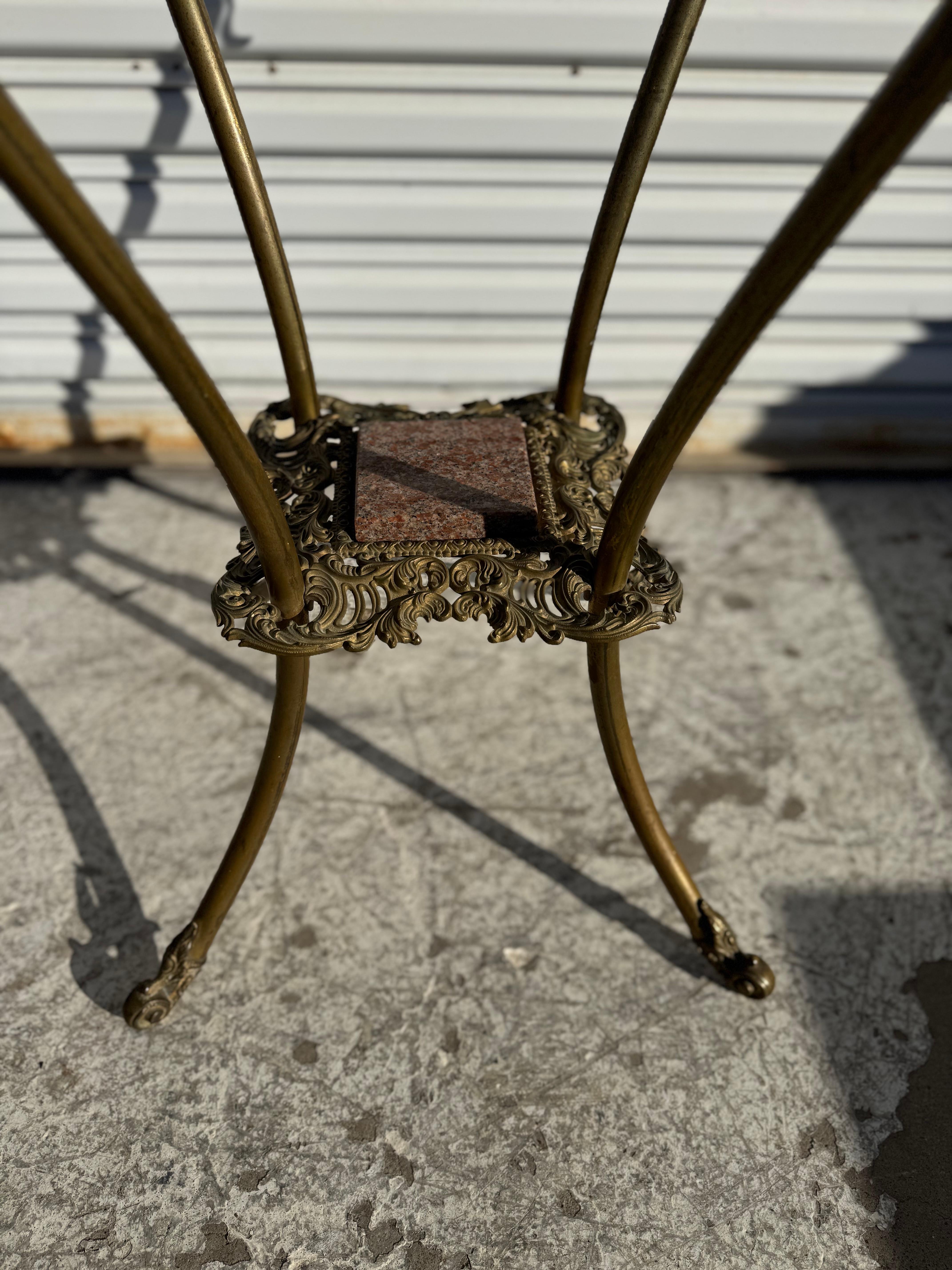 Français Jardinière en laiton à 2 étages avec dessus en granit en vente