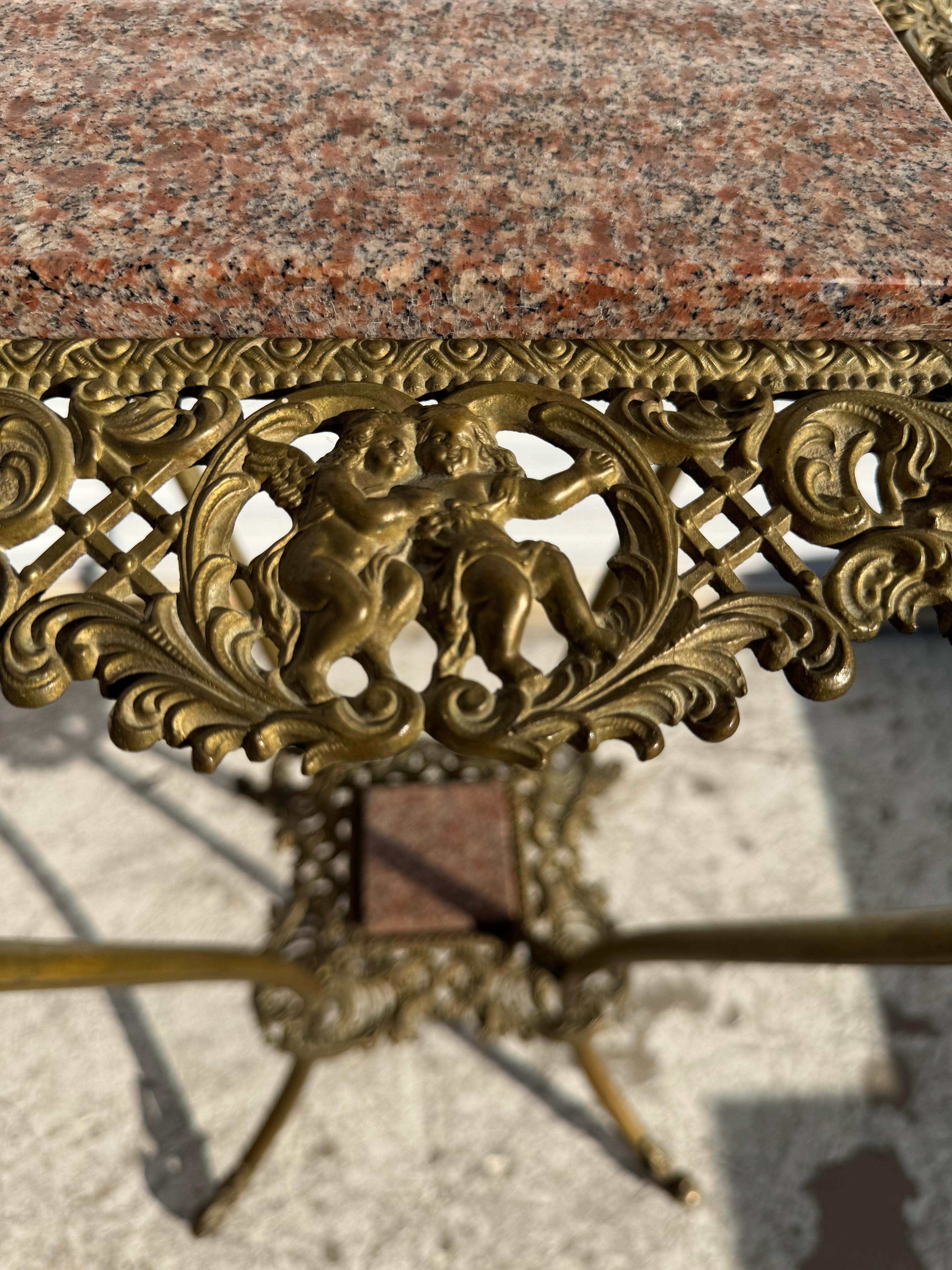 Jardinière en laiton à 2 étages avec dessus en granit Bon état - En vente à Pasadena, TX