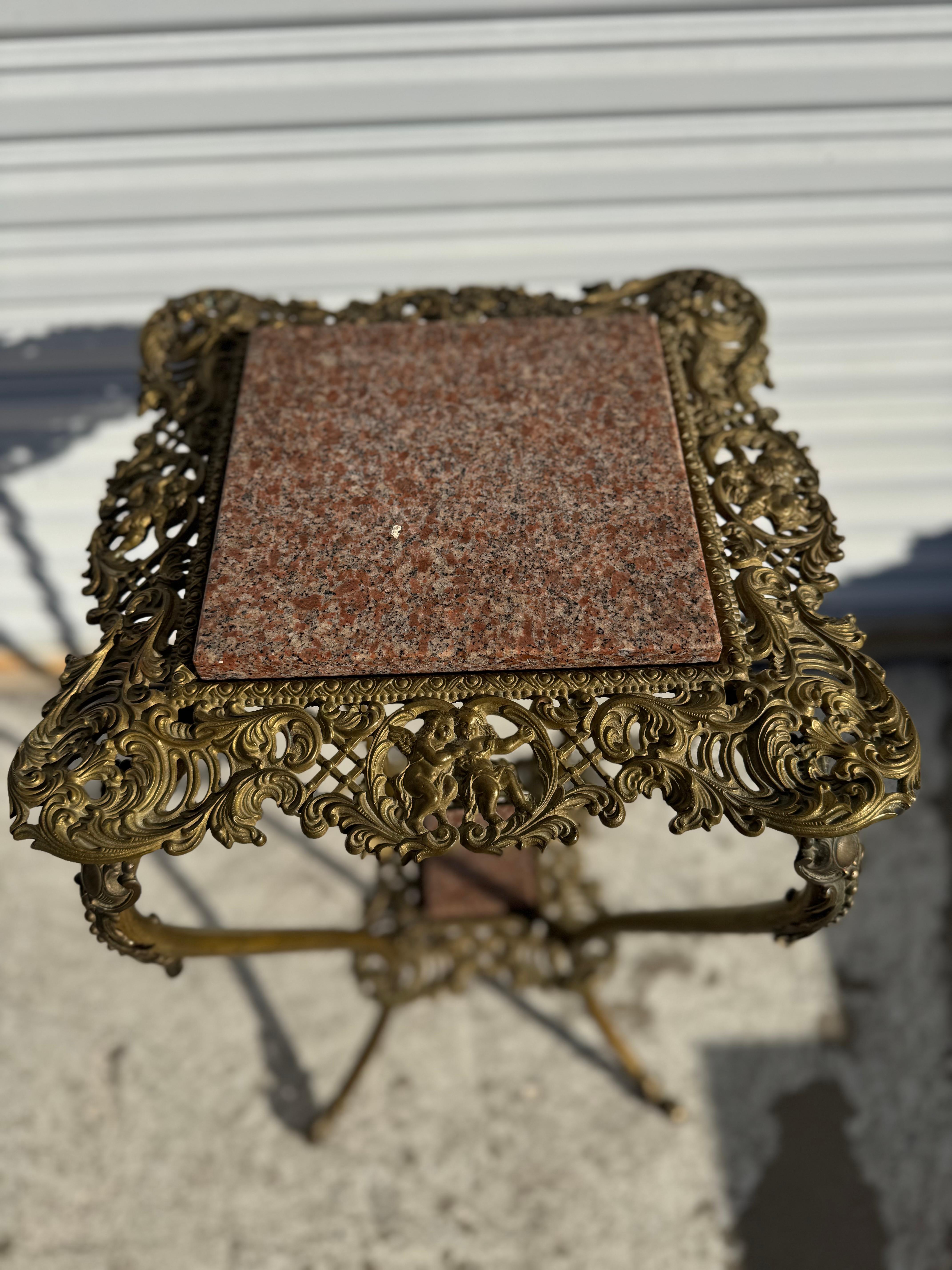 20ième siècle Jardinière en laiton à 2 étages avec dessus en granit en vente