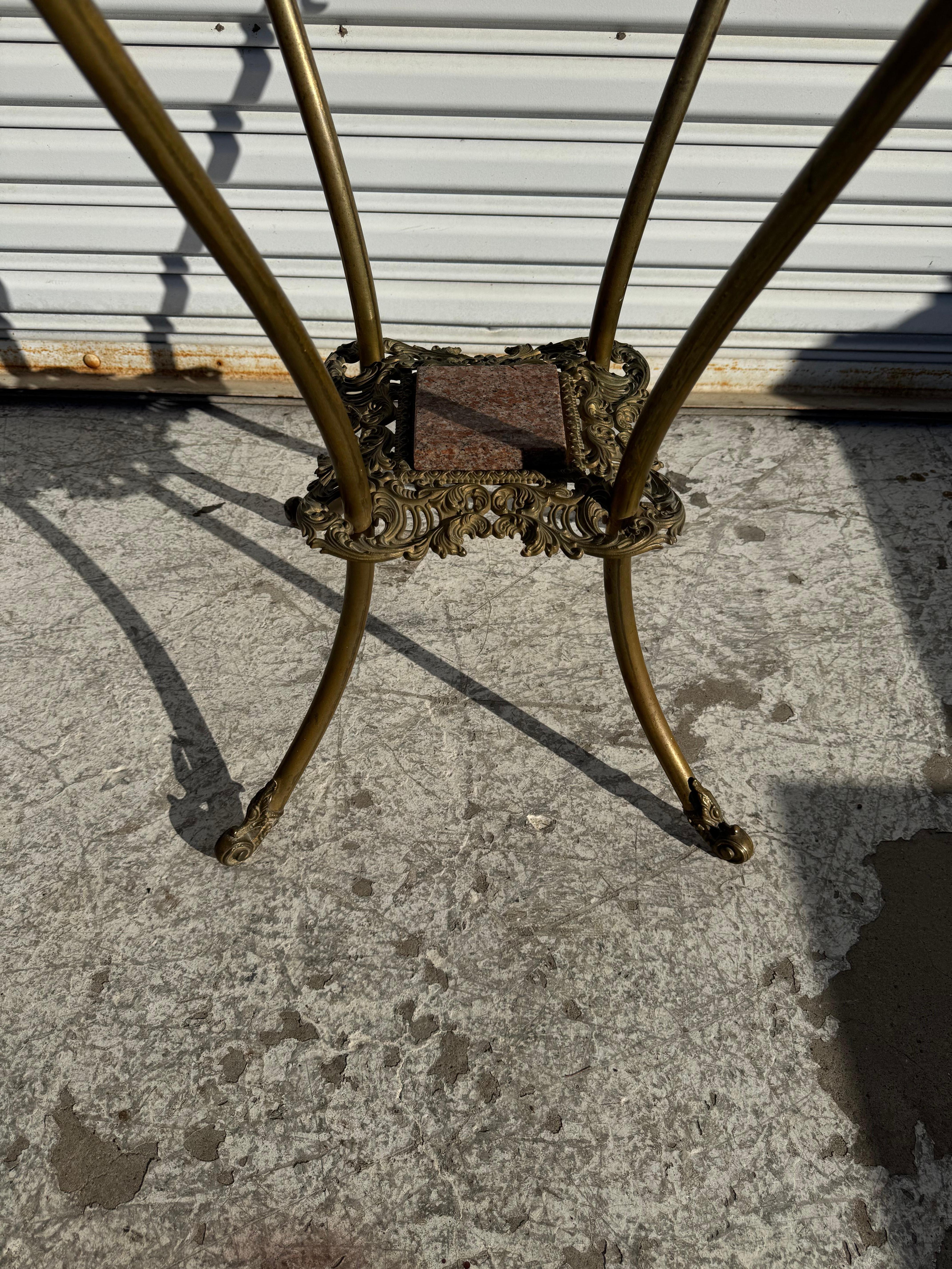 Jardinière en laiton à 2 étages avec dessus en granit en vente 2