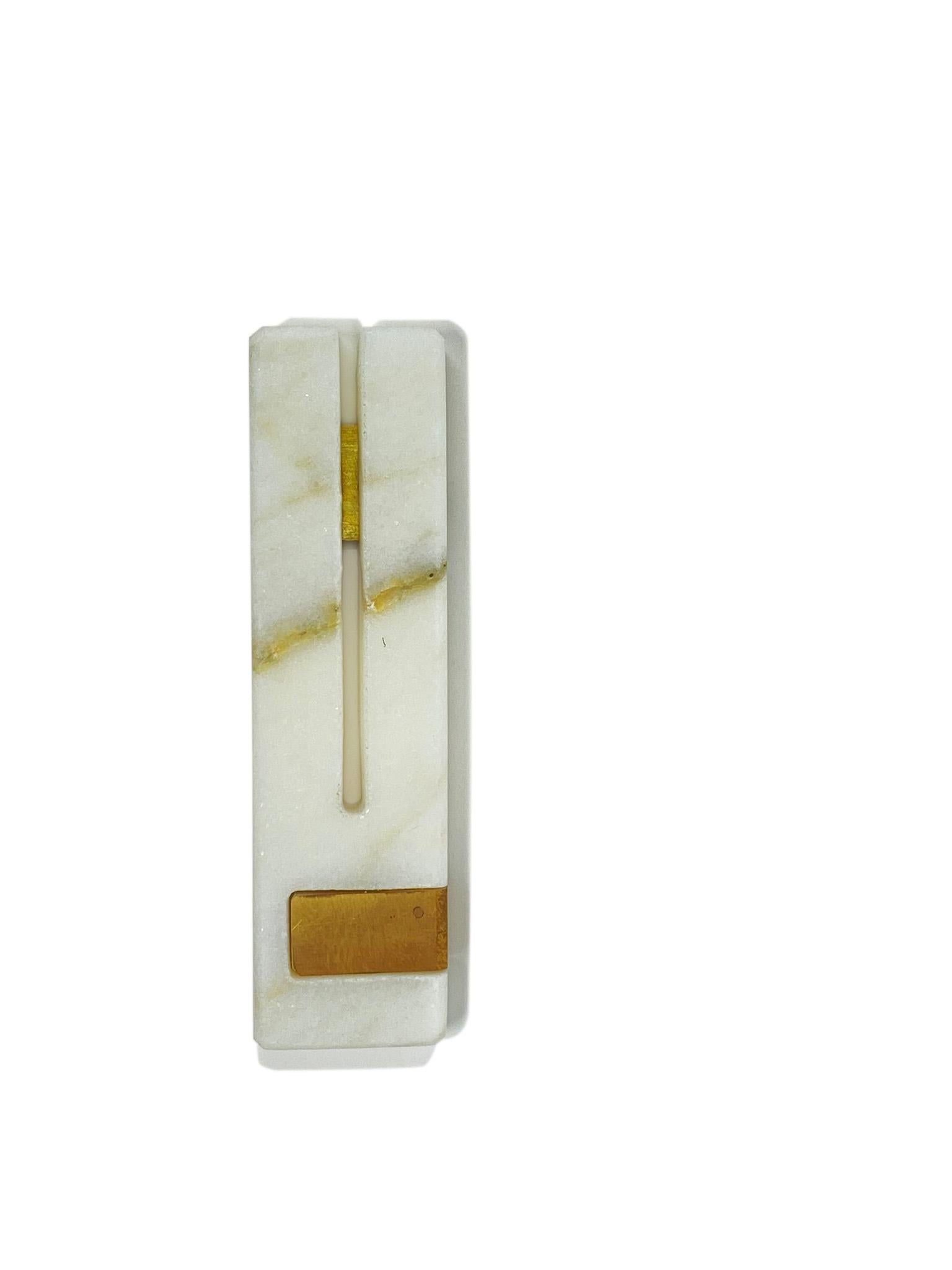 The “Brass” place holders, entirely made of Calacatta Oro marble, are exclusive place holders holders embellished with a brass tab that runs along the object from one end to the other, giving it a further touch of refined style. 

The Brass place
