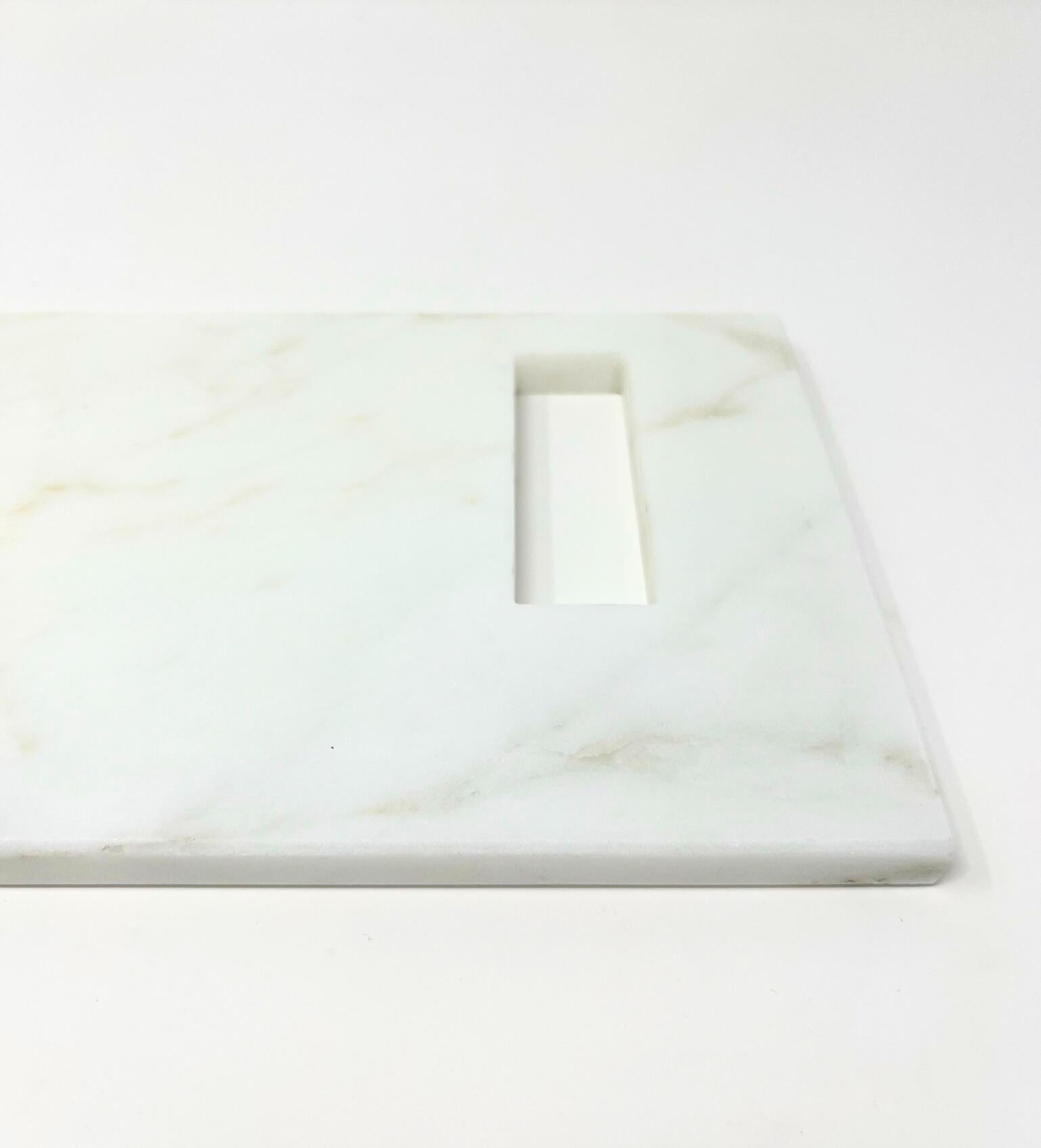 The Brass chopping board, entirely made of marble, is an exclusive chopping board with a rectangular handle in Calacatta Gold embellished with a brass tab on one end, giving it a further touch of refined style.

 The Brass chopping board is part of