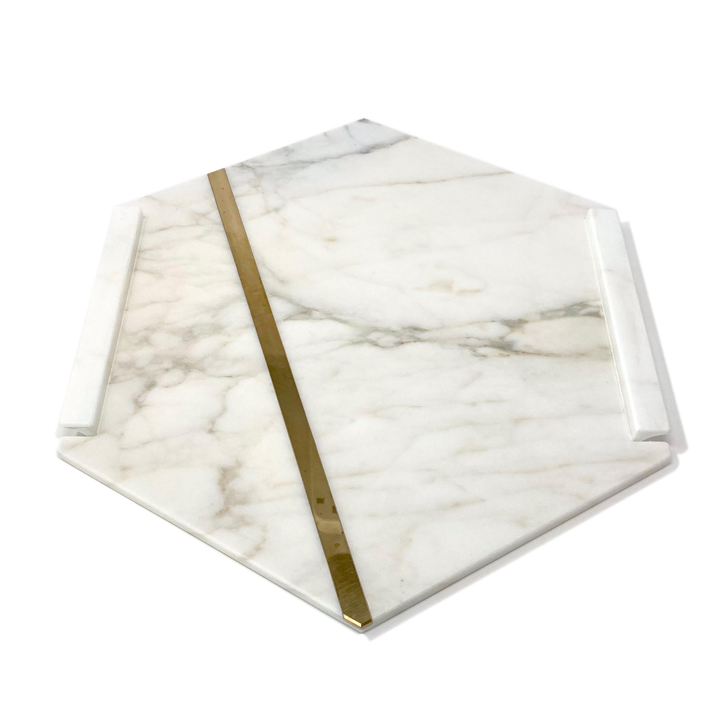 italien Plateau hexagonal en marbre Calacatta Oro et laiton « Brass » du 21e siècle  en vente