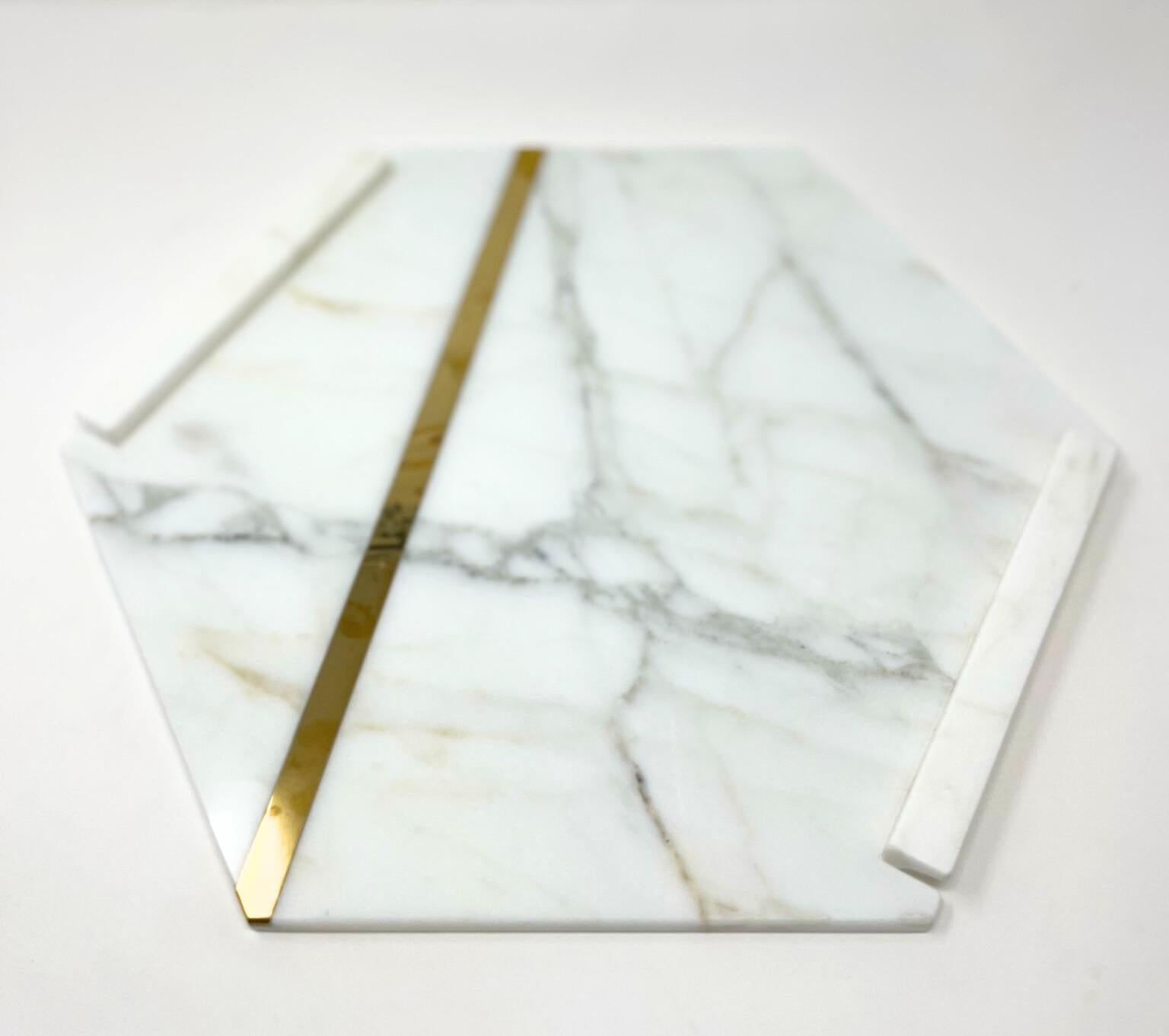 XXIe siècle et contemporain Plateau hexagonal en marbre Calacatta Oro et laiton « Brass » du 21e siècle  en vente
